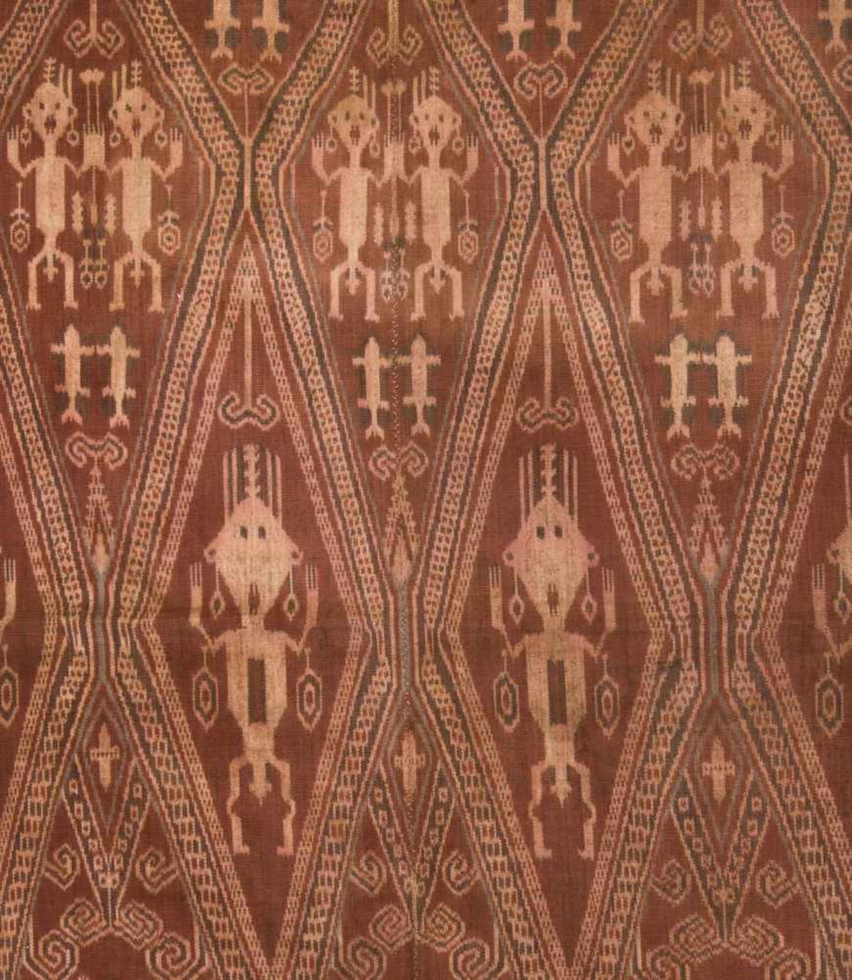 Ikat Indonesien. Baumwolle, in erdigen Farbtönen. Aus zwei Bahnen gefertigt. Dichter anthropomorpher - Bild 7 aus 7