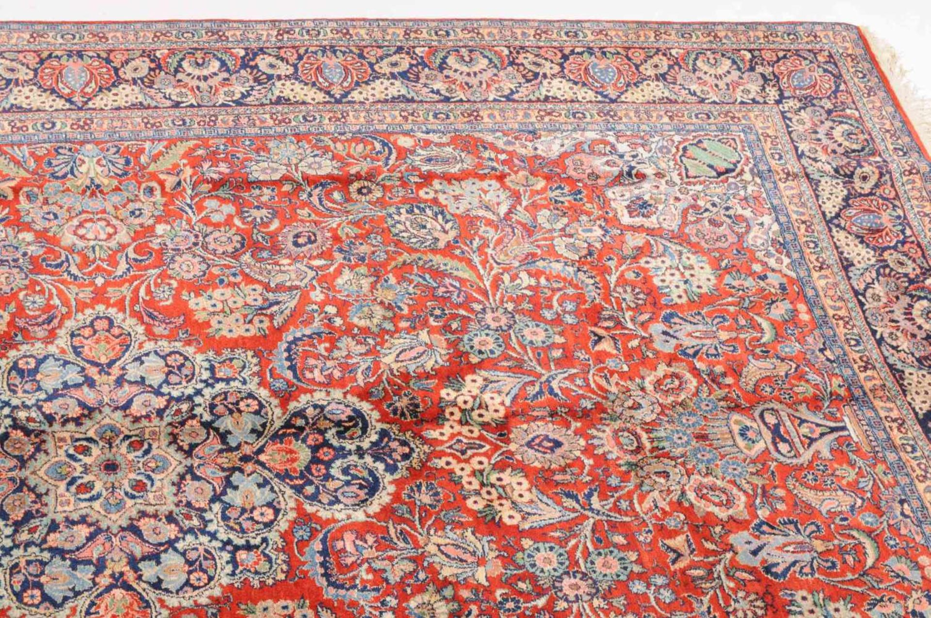 IkbatanW-Persien, um 1900. Im roten Innenfeld liegt ein elegantes blaues Zitronen-Medaillon, oben - Bild 9 aus 11