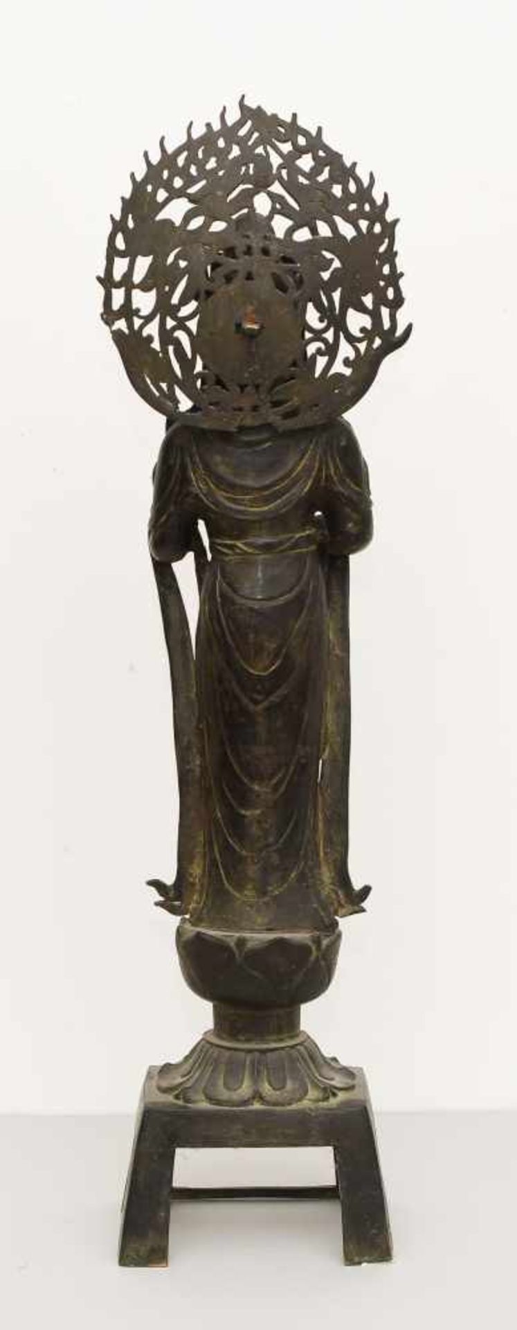 Grosse Figur der GuanyinChina. Bronze. Auf Lotossockel stehende Guanyin, gekleidet in langem - Bild 6 aus 12