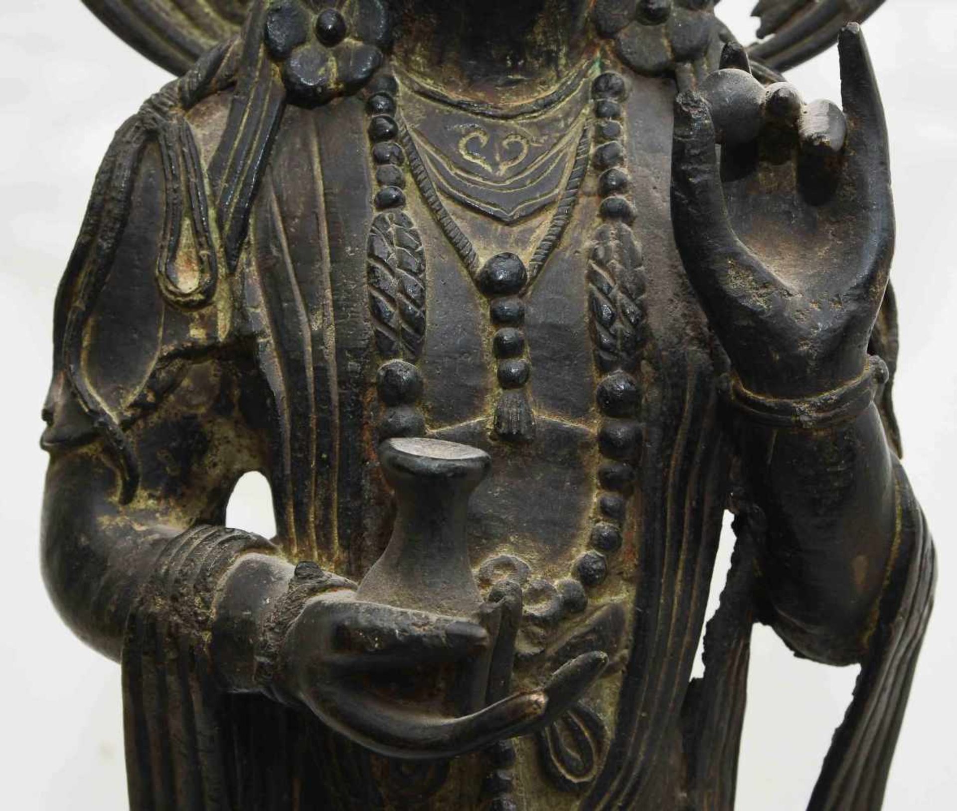 Grosse Figur der GuanyinChina. Bronze. Auf Lotossockel stehende Guanyin, gekleidet in langem - Bild 9 aus 12