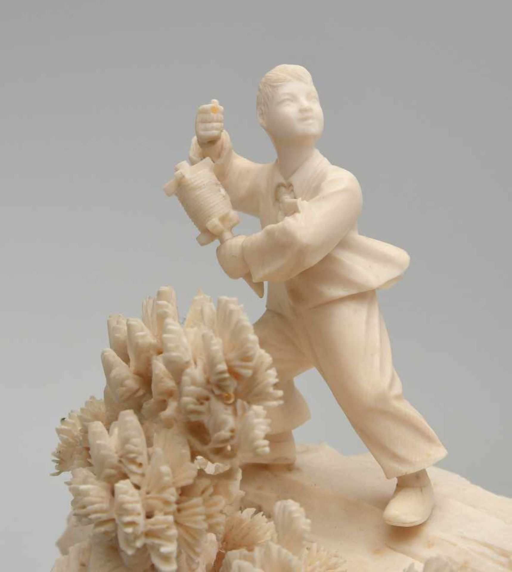 FigurengruppeChina, Mitte 20.Jh. Elfenbein, geschnitzt. Knabe und Mädchen auf steilem Felsen beim - Bild 8 aus 11