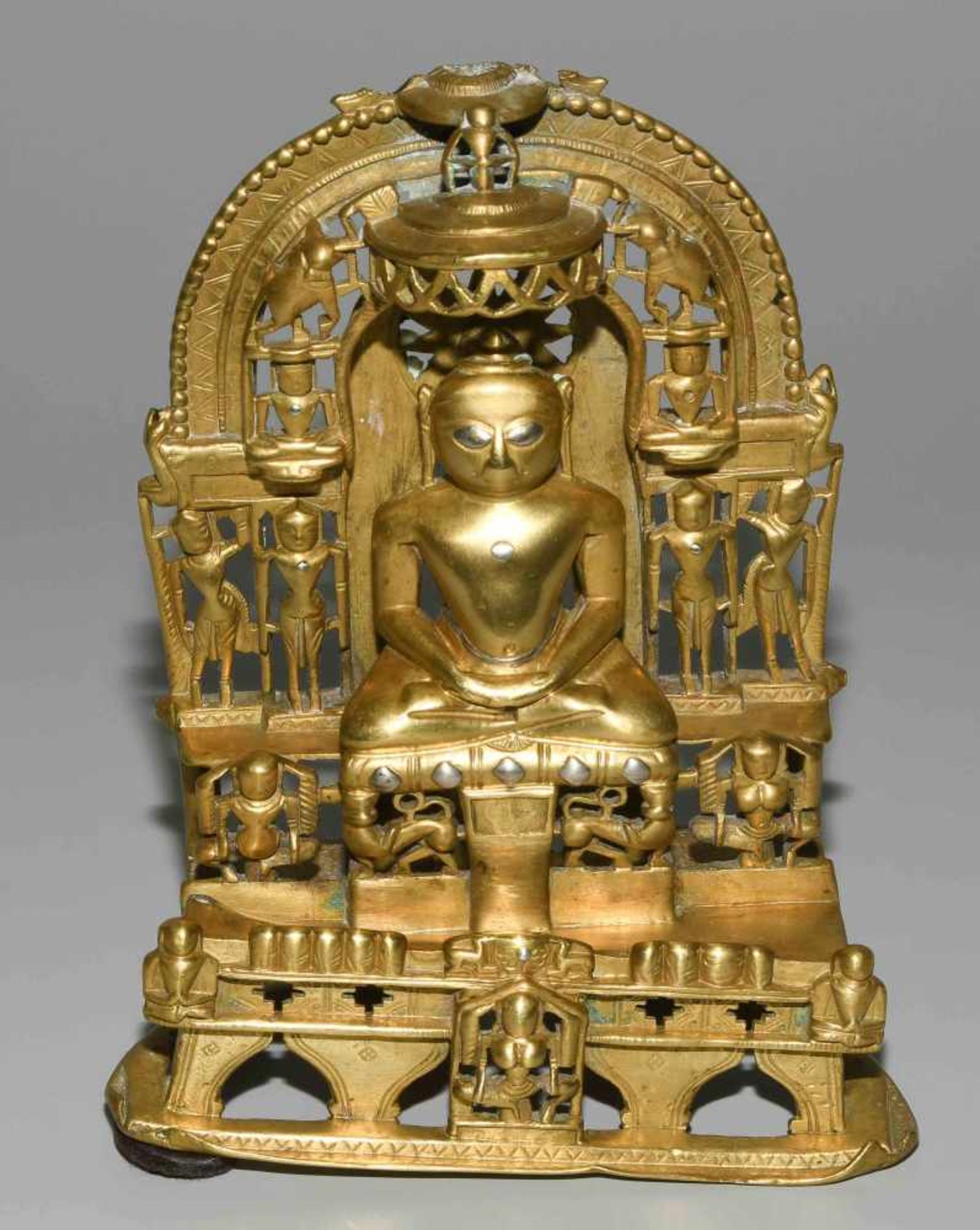 Jain-AltarWestindien. Bronze mit Silbereinlagen. Kleiner, z.T. durchbrochen gearbeiteter Jain- - Bild 2 aus 9