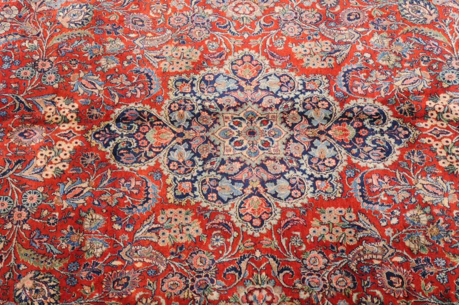 IkbatanW-Persien, um 1900. Im roten Innenfeld liegt ein elegantes blaues Zitronen-Medaillon, oben - Bild 6 aus 11
