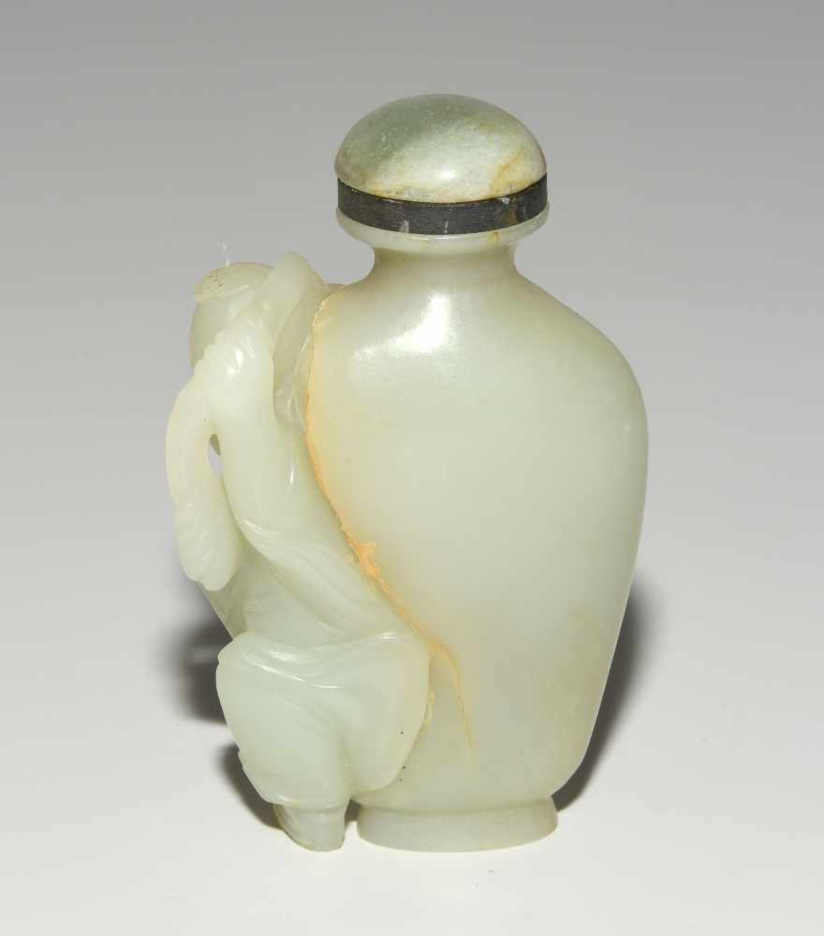 Snuff BottleChina, 20.Jh. Celadonfarbene Jade. Balusterförmiges Gefäss, seitlich reliefiert mit - Bild 4 aus 9