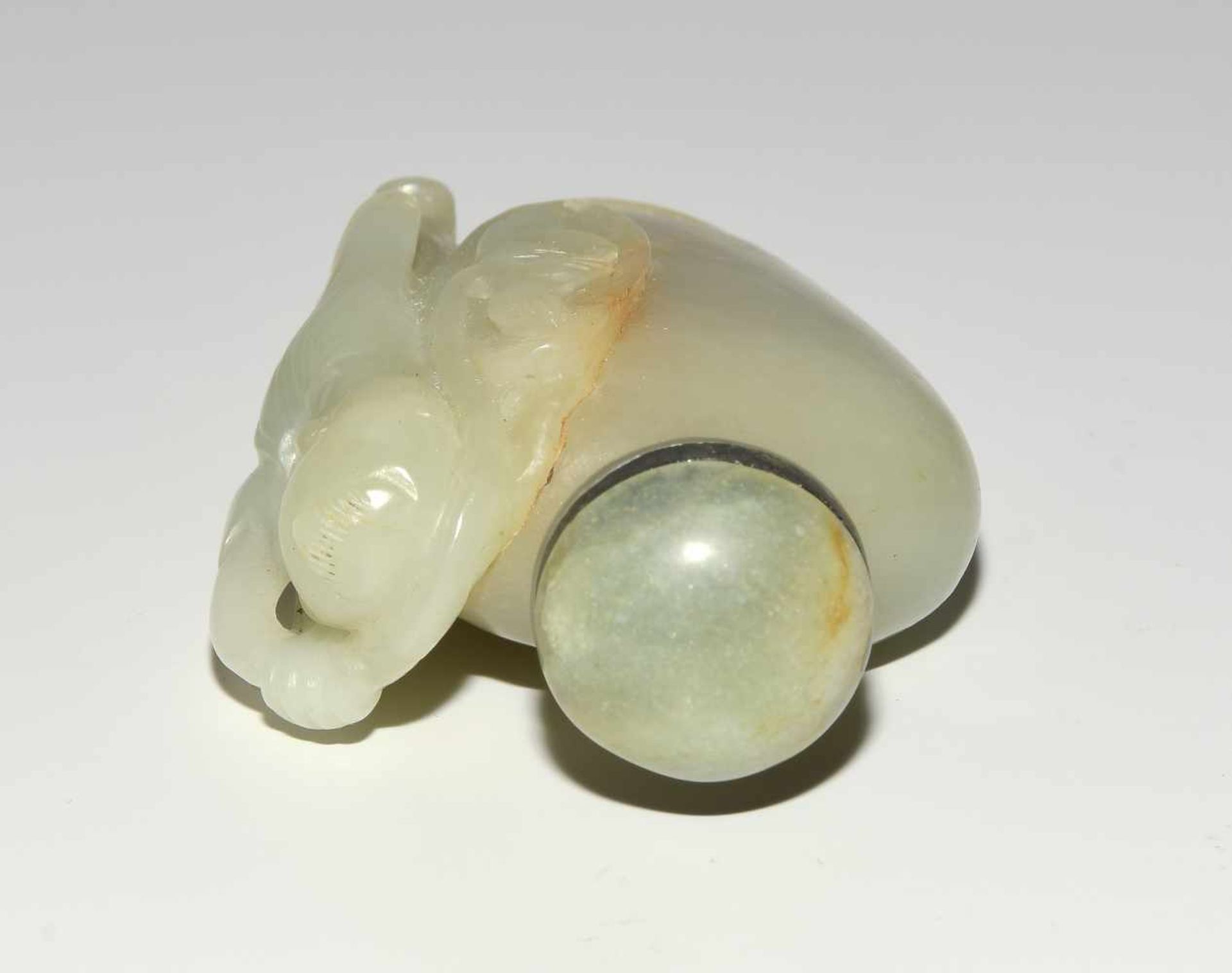 Snuff BottleChina, 20.Jh. Celadonfarbene Jade. Balusterförmiges Gefäss, seitlich reliefiert mit - Bild 7 aus 9