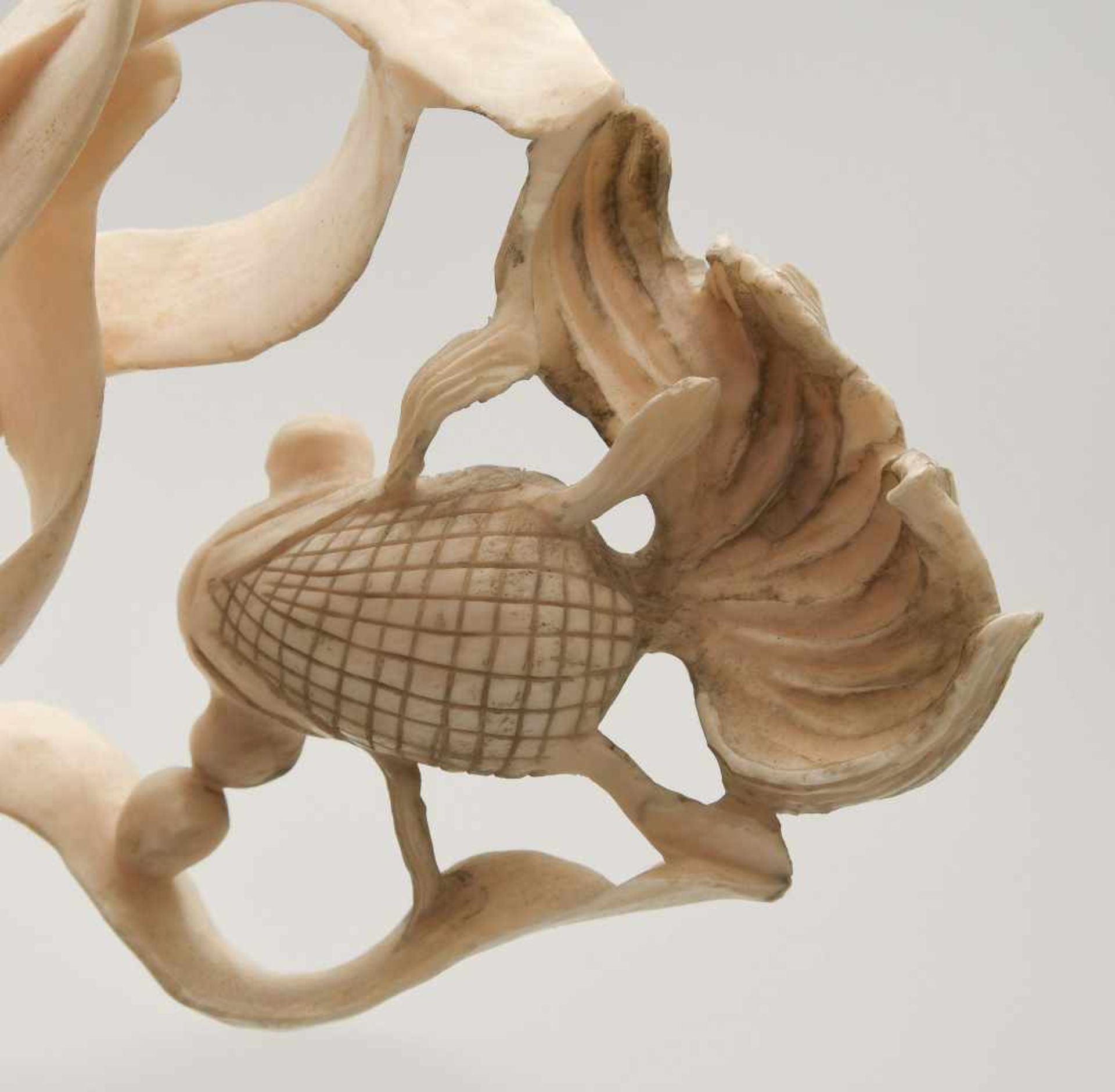 ZierschnitzereiChina, 1.Hälfte 20.Jh. Elfenbein, geschnitzt. Dynamisch gestaltete Skulptur mit - Bild 8 aus 9