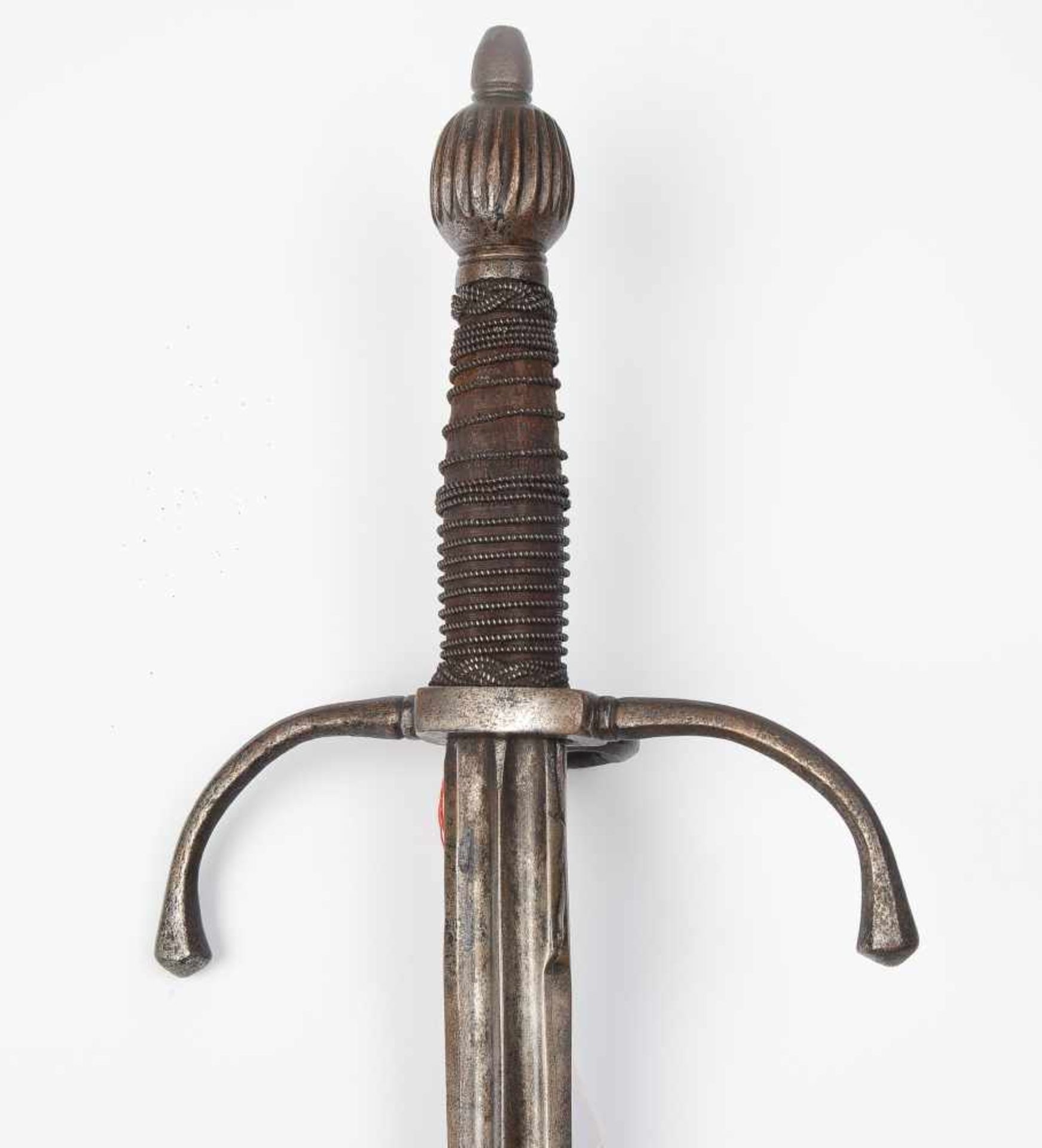 Linkhand-DolchItalien, 17.Jh. Eisengefäss, Holzgriff mit Drahtumwicklung, gerippter olivenförmiger - Bild 3 aus 4