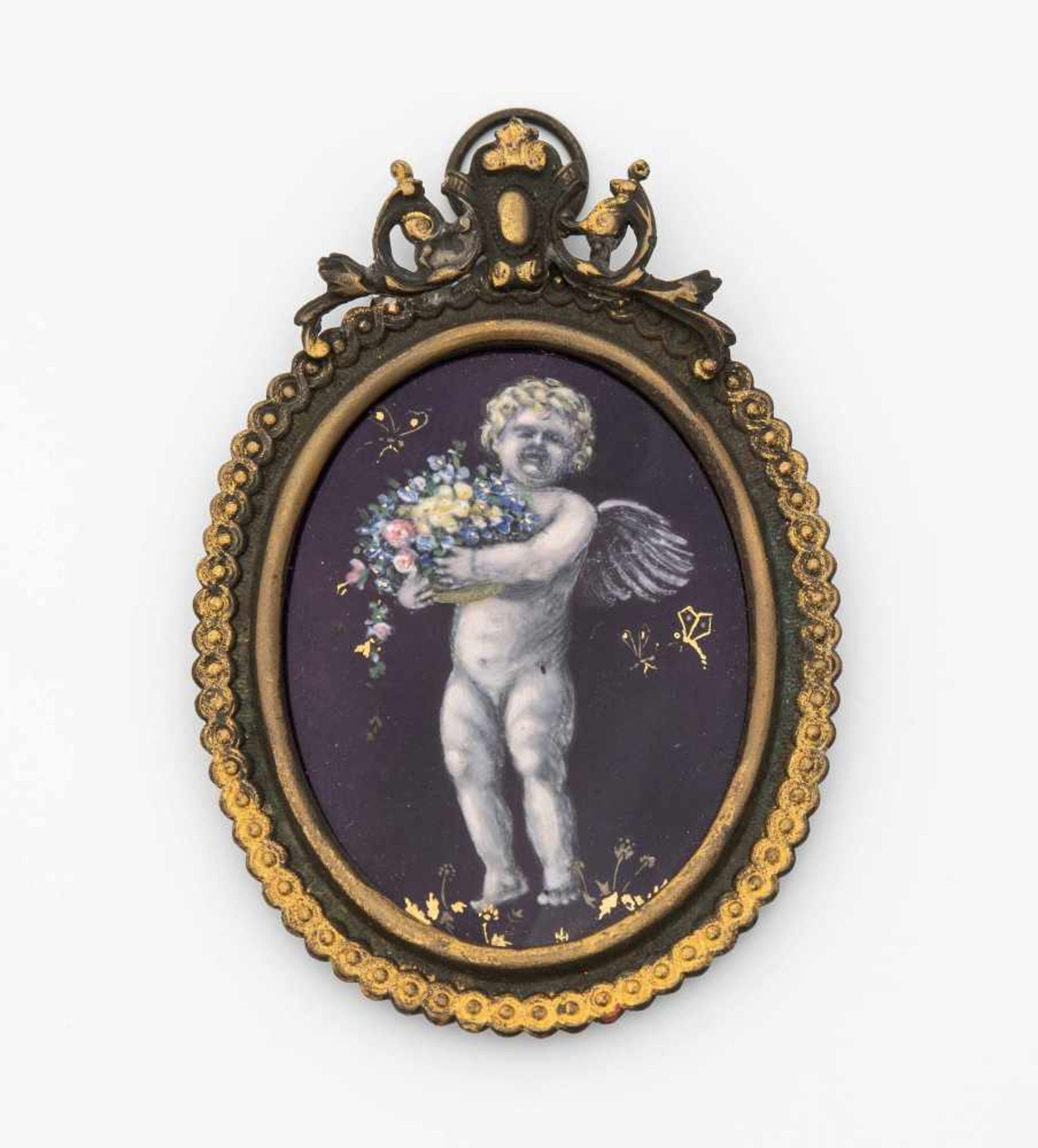 MedaillonUm 1900. Emailmalerei auf Kupfer, oval. Geflügelter Putto, ein Blumenbouquet in seinen