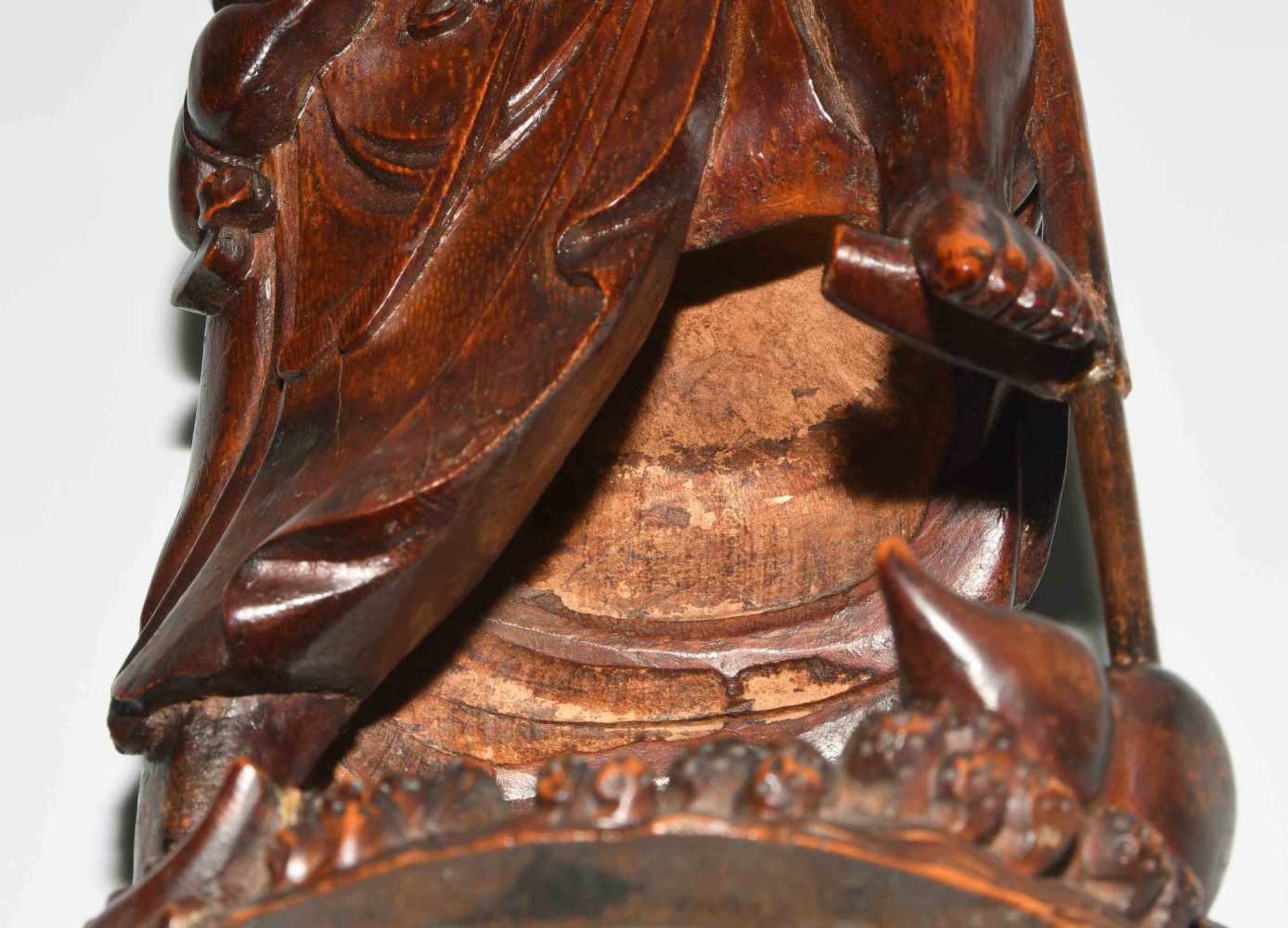 Figur des BodhidharmasChina, 20.Jh. Bambus. Figur des Bodhidharma, im Wasser auf zwei Kalebassen - Bild 7 aus 9