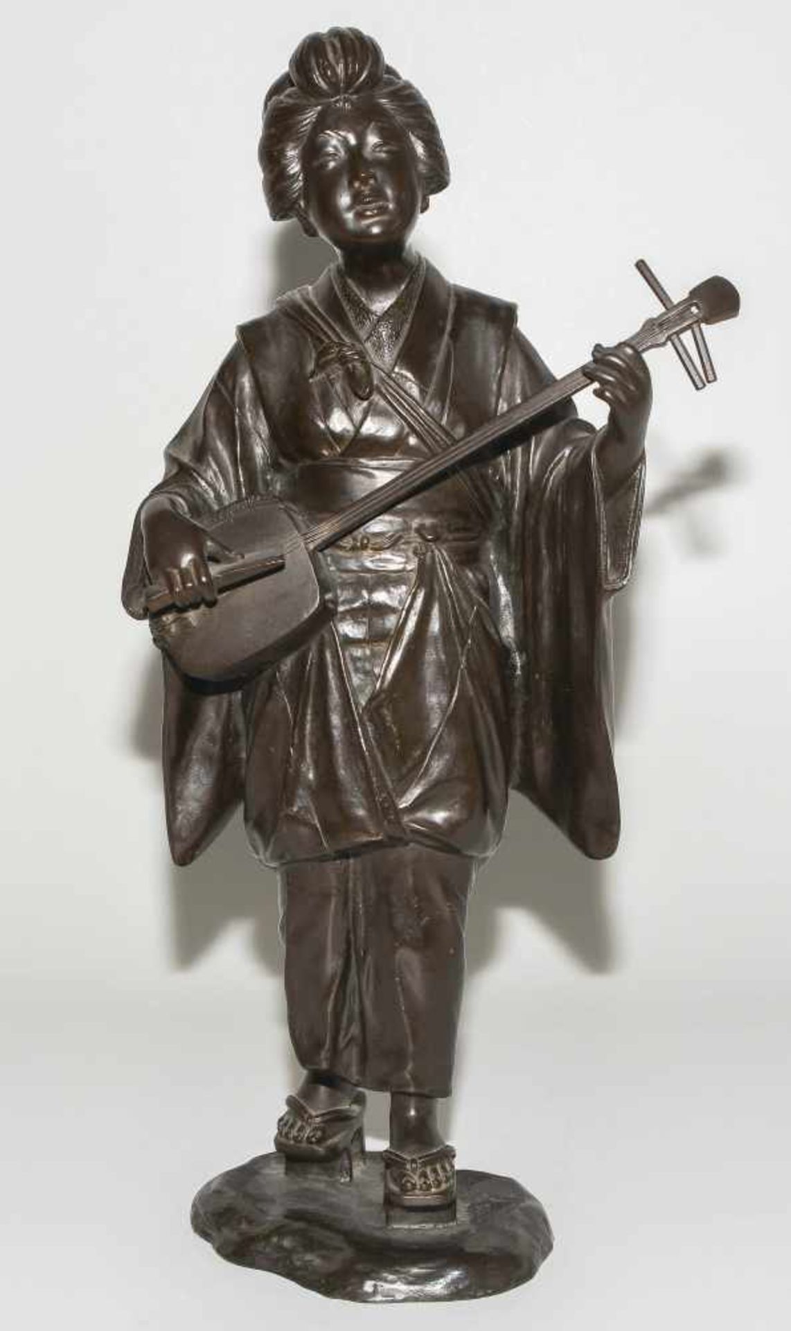 Okimono von Genryûsai Seiya (1868–1912)Japan, Meiji-Zeit. Bronze. Signiert Seiya. Singende - Bild 2 aus 8