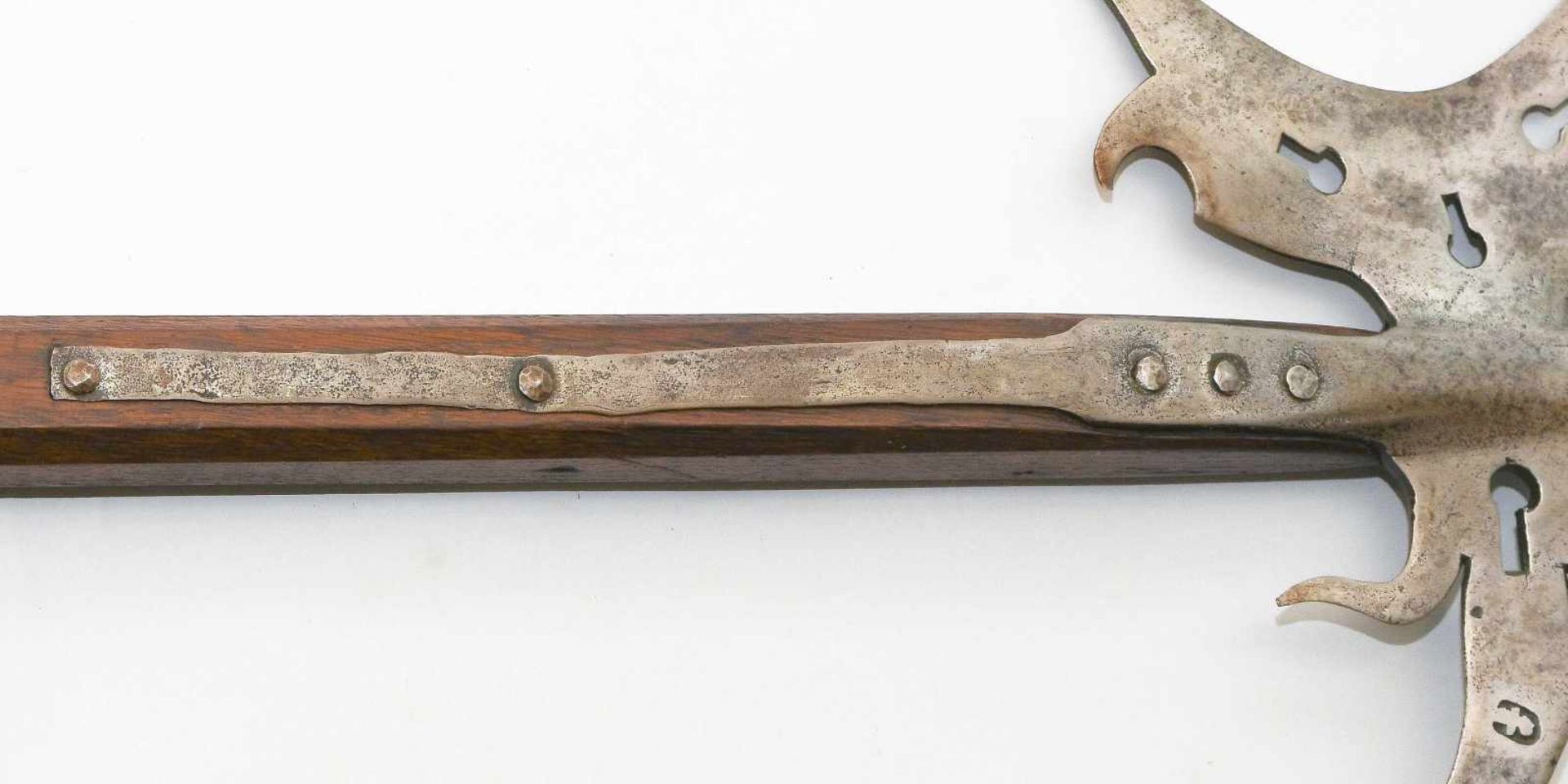 HalbarteDeutschland, um 1700. Eisen, korrodiert, lange Vierkantspitze. Halbmondförmiges Blatt, - Bild 4 aus 7