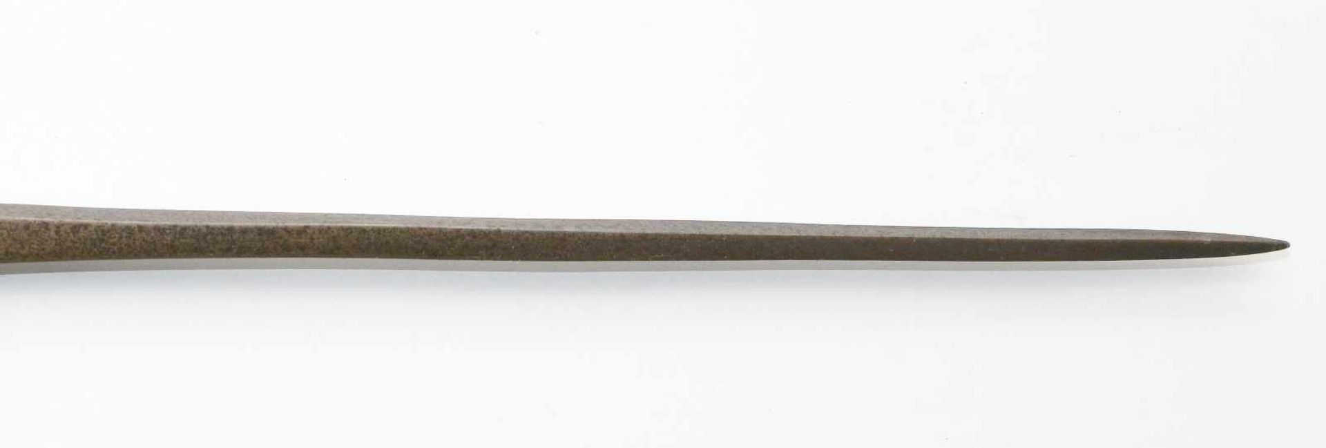 HalbarteDeutschland, um 1700. Eisen, korrodiert, lange Vierkantspitze. Halbmondförmiges Blatt, - Bild 7 aus 7