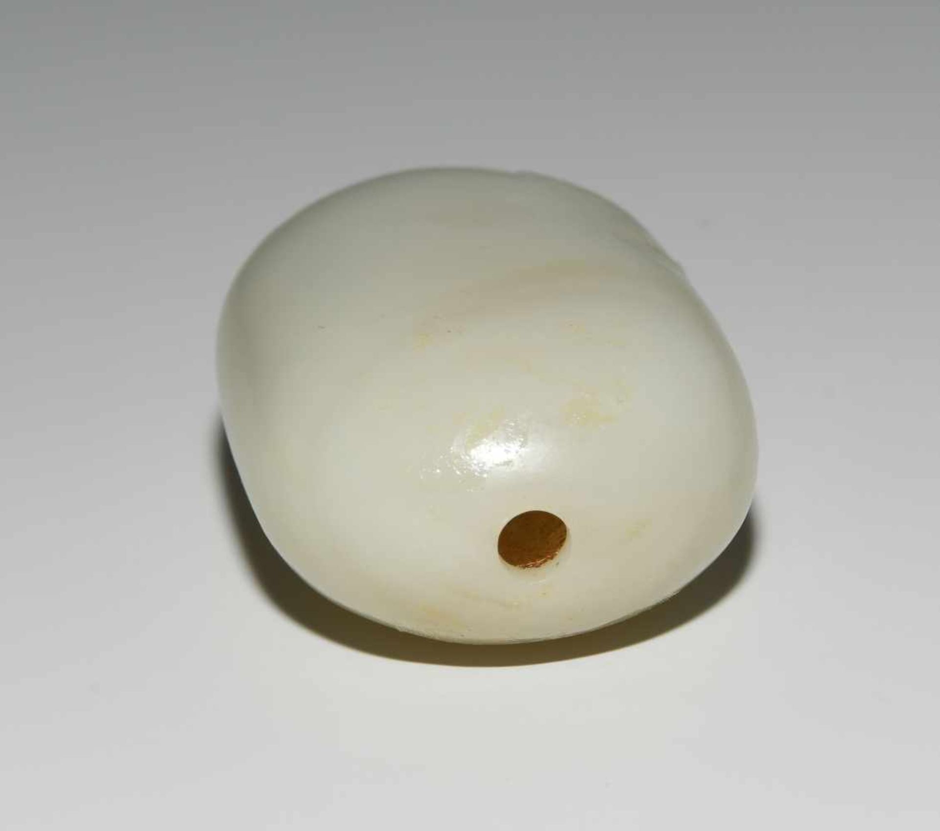 Snuff BottleChina, 20.Jh. Gräulich-weisse Jade. Ovoidform mit gravierter Fledermaus. H 7 cm. - Bild 8 aus 9