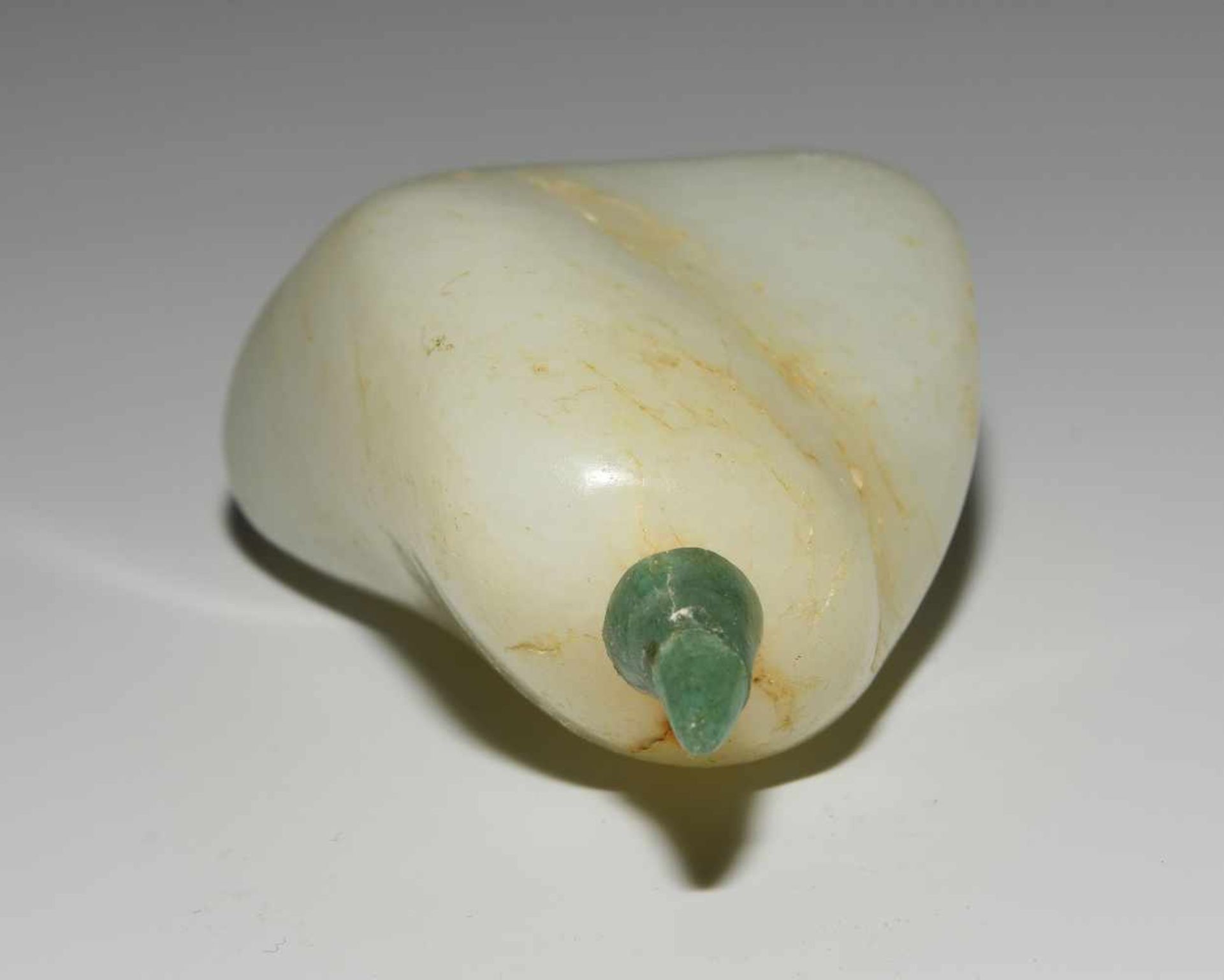Snuff BottleChina, 20.Jh. Helle celadonfarbene Jade. In Form eines Kiesels. H 9,5 cm. - Stöpsel - Bild 7 aus 9