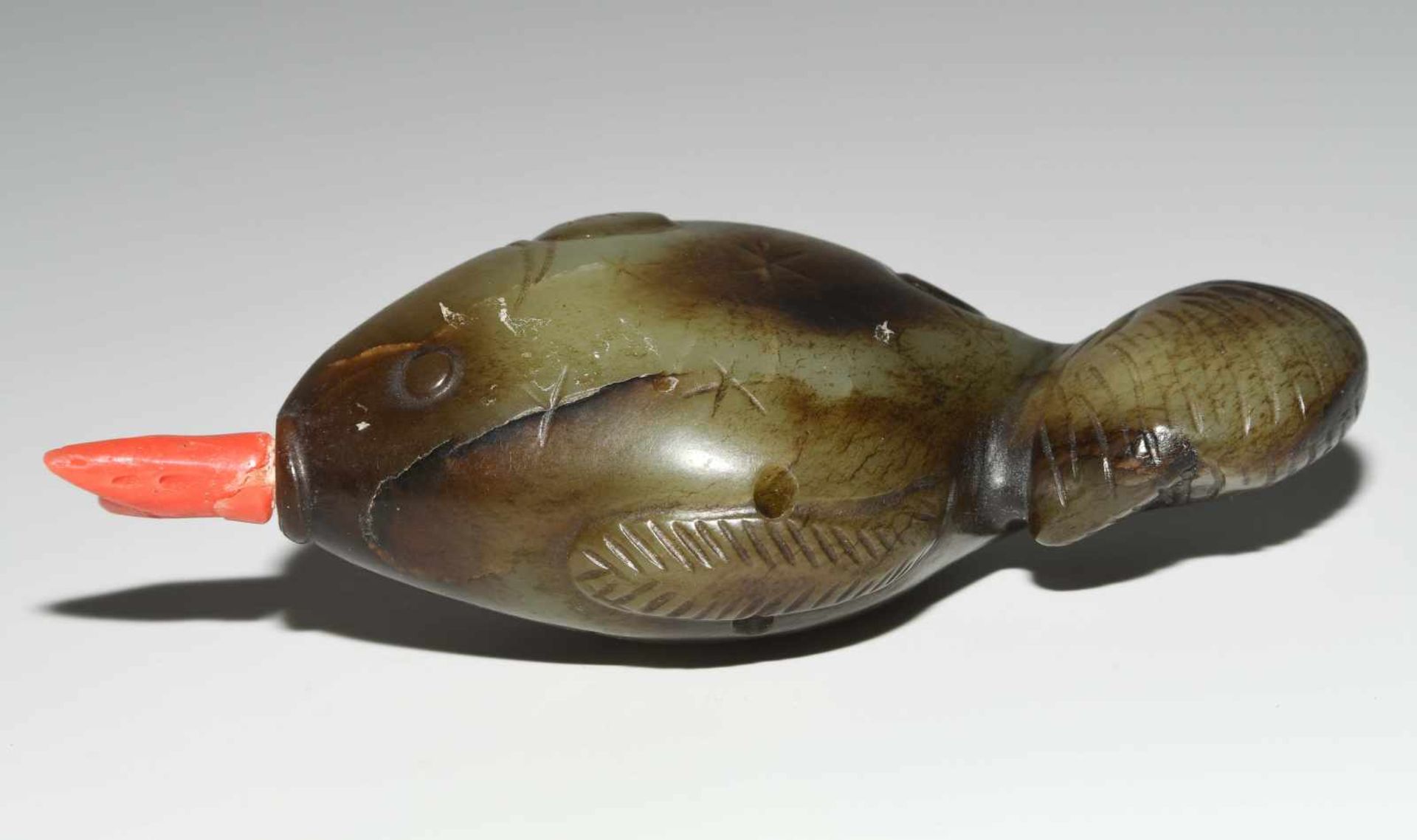 Snuff BottleChina, 20.Jh. Celadonfarbene Jade mit dunklen Zonen. In Form eines Fisches. Riss. - Bild 6 aus 9