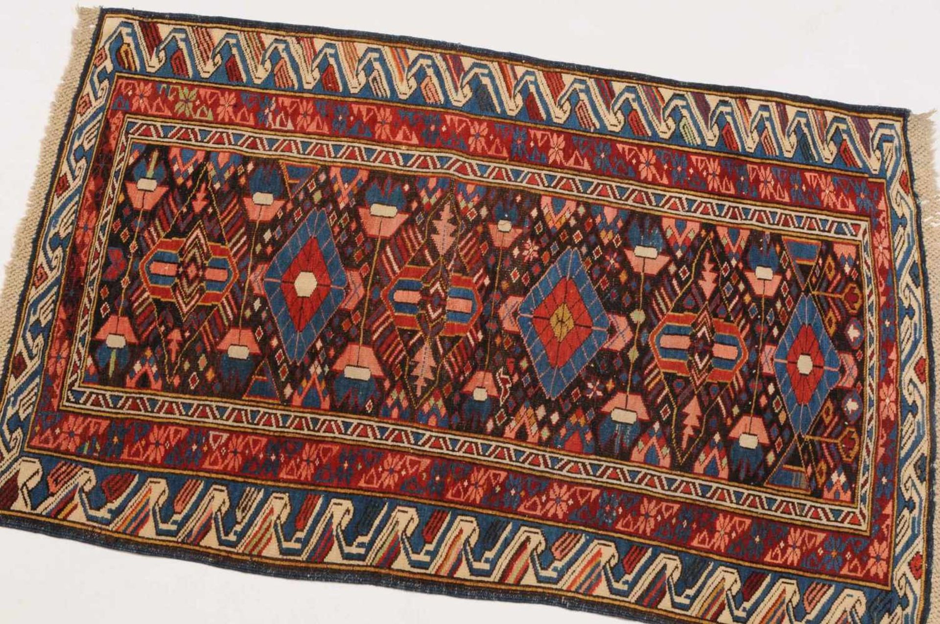 SeichurO-Kaukasus, um 1910. Auf braunem Grund figurieren 3 hellblaue dekorative Rautenmedaillons, - Bild 9 aus 9