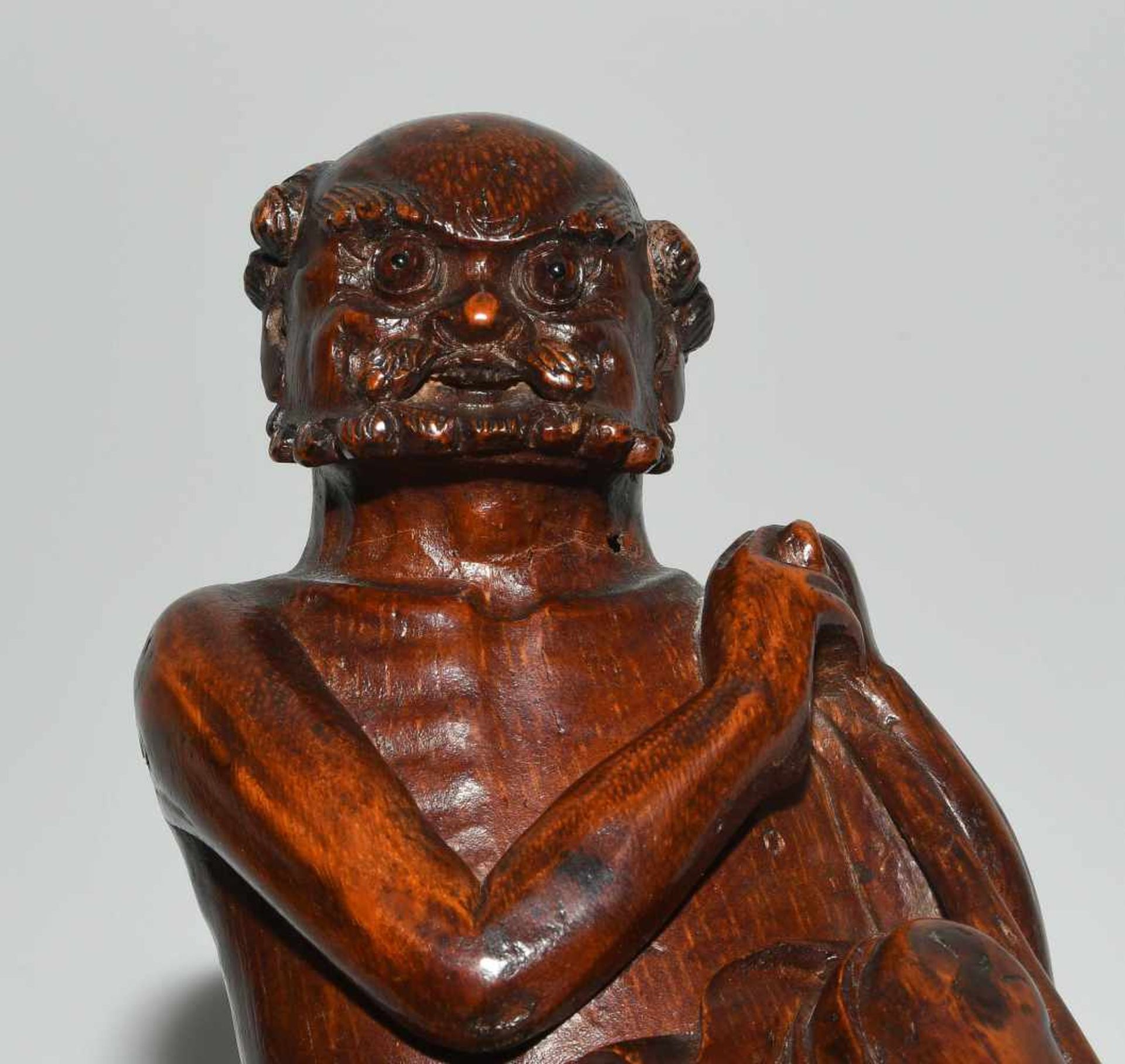 Figur des BodhidharmasChina, 20.Jh. Bambus. Figur des Bodhidharma, im Wasser auf zwei Kalebassen - Bild 6 aus 9