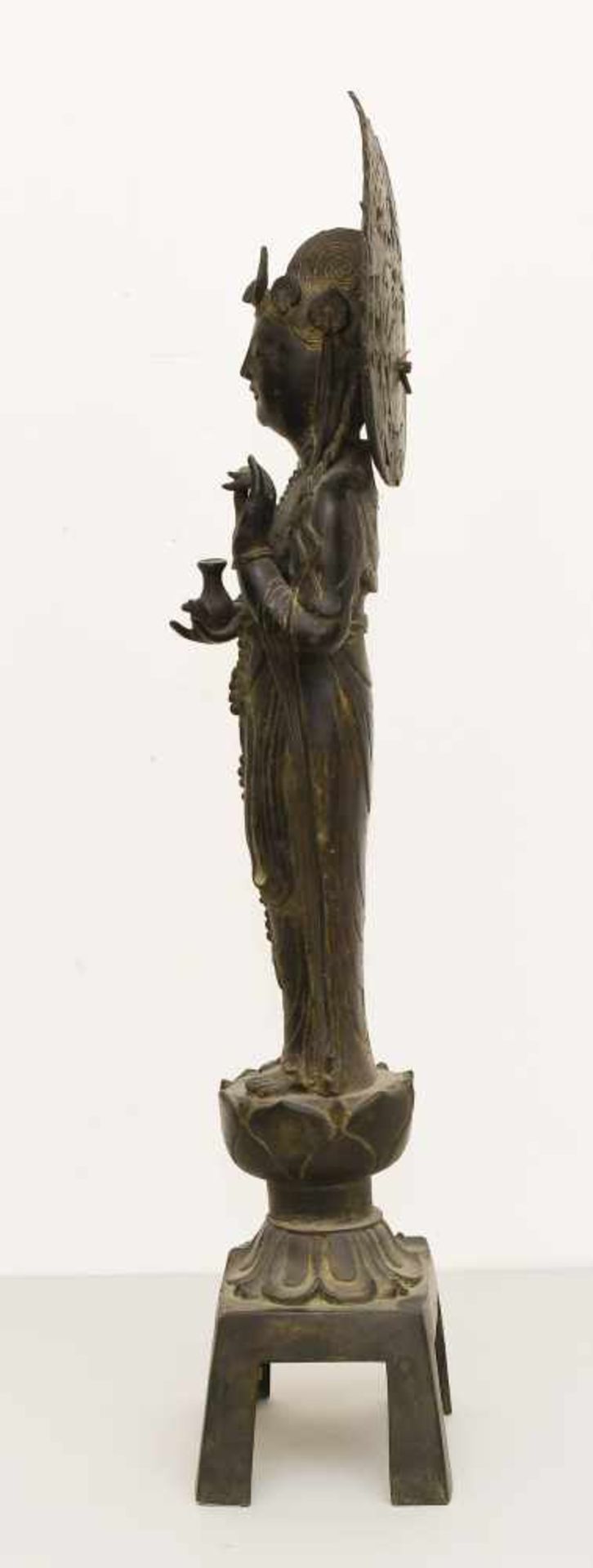 Grosse Figur der GuanyinChina. Bronze. Auf Lotossockel stehende Guanyin, gekleidet in langem - Bild 5 aus 12