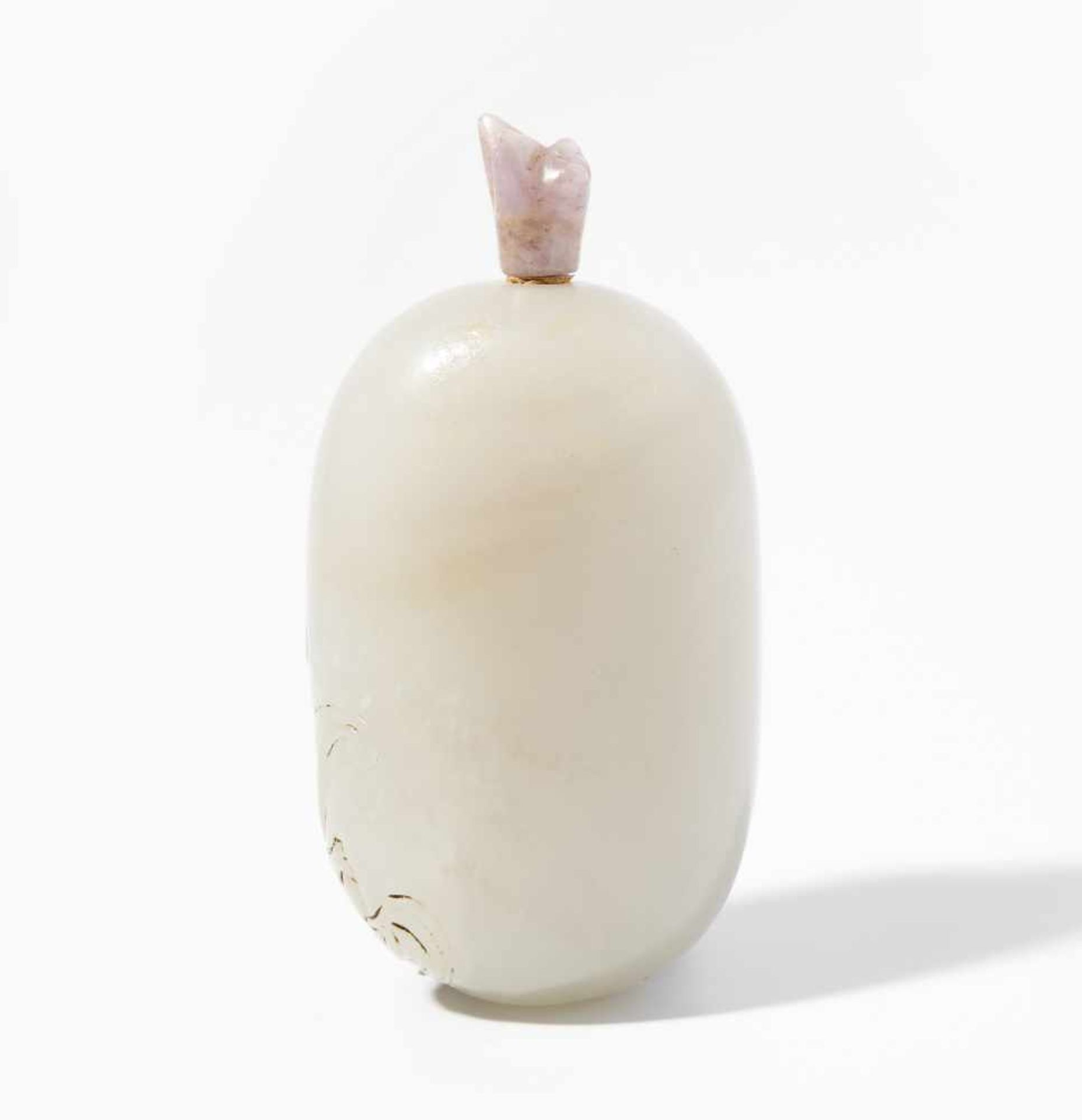 Snuff BottleChina, 20.Jh. Gräulich-weisse Jade. Ovoidform mit gravierter Fledermaus. H 7 cm.