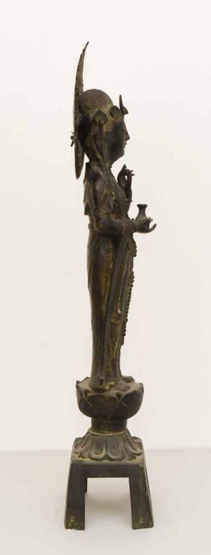 Grosse Figur der GuanyinChina. Bronze. Auf Lotossockel stehende Guanyin, gekleidet in langem - Bild 7 aus 12