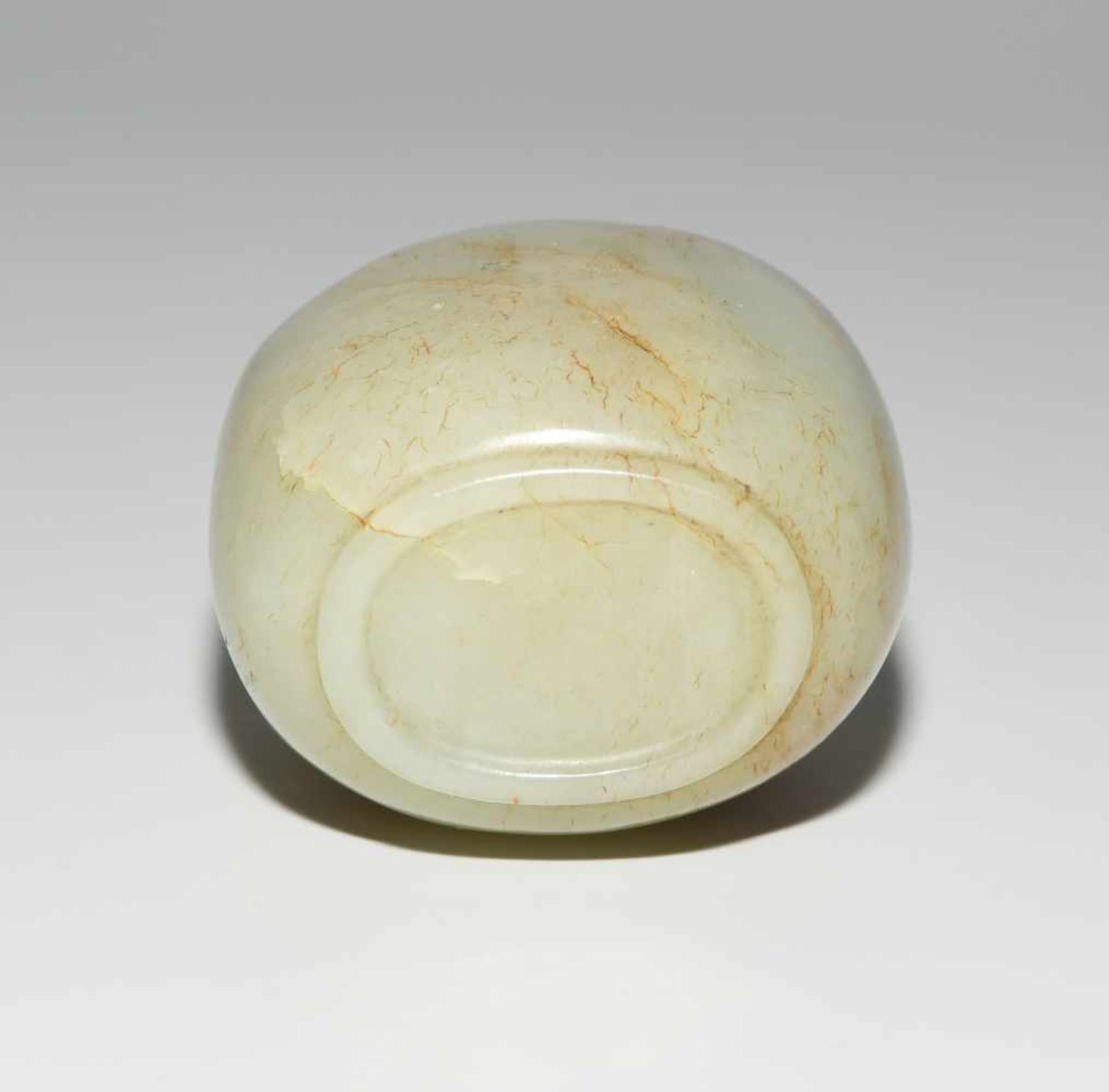 Snuff BottleChina, 20.Jh. Celadongrüne Jade mit ockerfarbenen Adern. Breite Balusterform. Stöpsel - Bild 7 aus 9