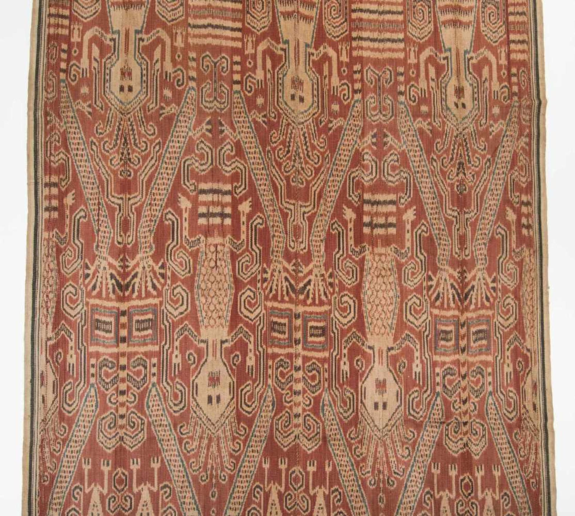 Ikat Indonesien. Baumwolle, rotgrundig in erdigen Farbtönen. Aus zwei Bahnen gefertigt. Dichter - Bild 4 aus 8