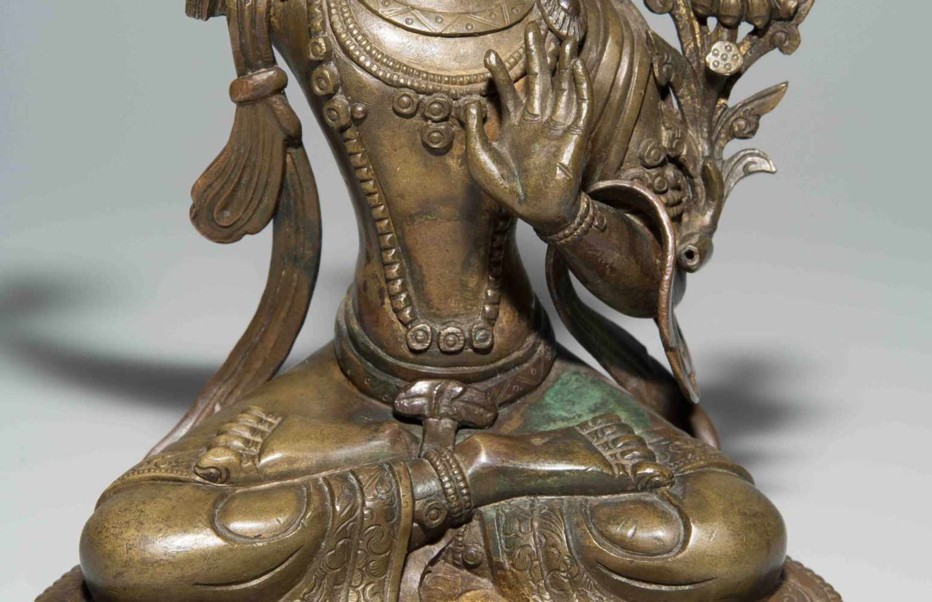 Figur des ManjushriNepal. Bronze. Bodhisattva der Weisheit, seine Rechte mit dem Schwert der - Bild 9 aus 9