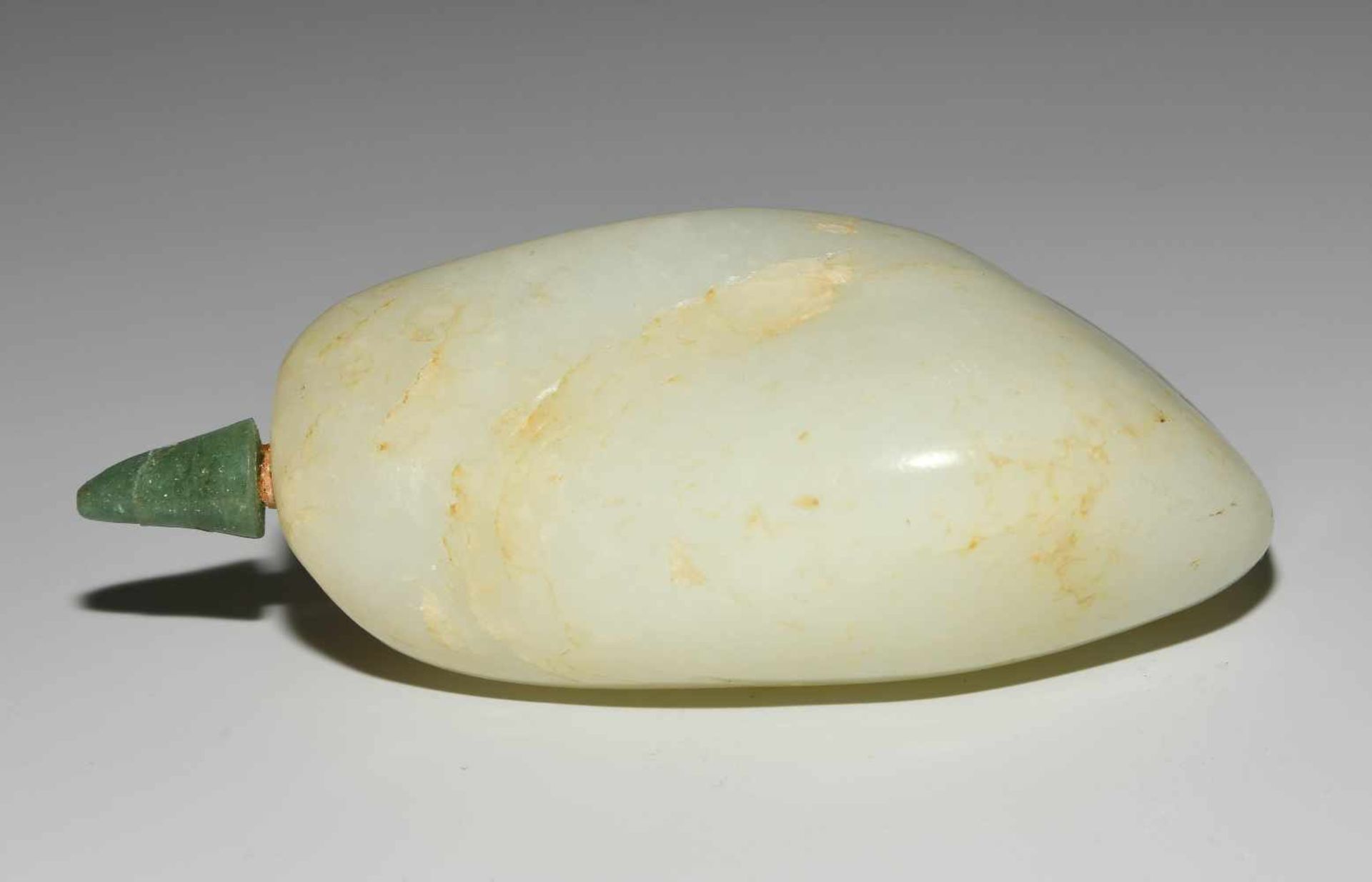 Snuff BottleChina, 20.Jh. Helle celadonfarbene Jade. In Form eines Kiesels. H 9,5 cm. - Stöpsel - Bild 6 aus 9