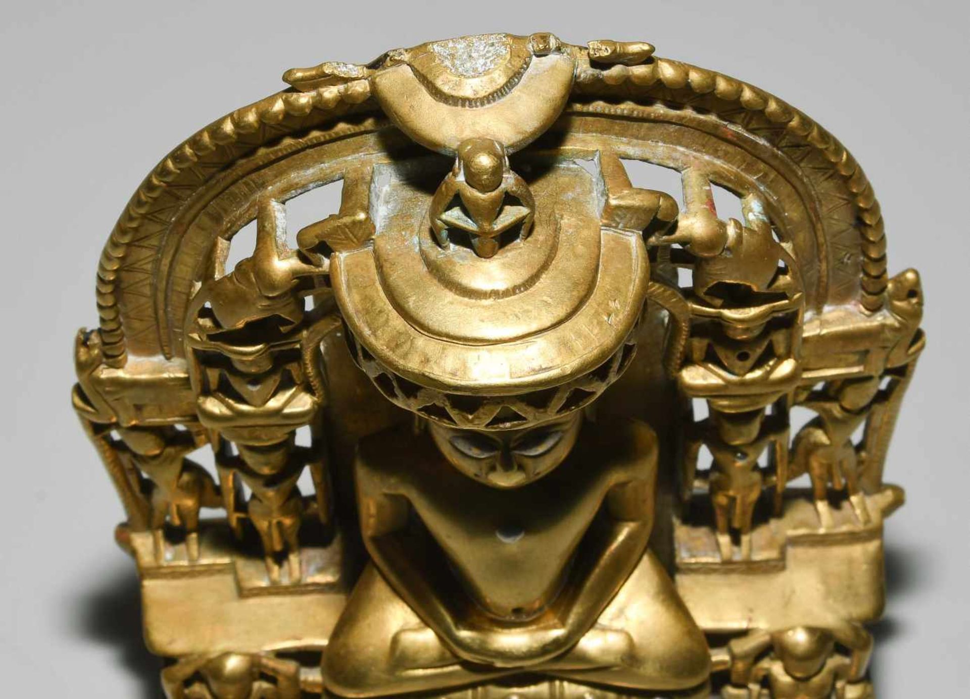 Jain-AltarWestindien. Bronze mit Silbereinlagen. Kleiner, z.T. durchbrochen gearbeiteter Jain- - Bild 8 aus 9