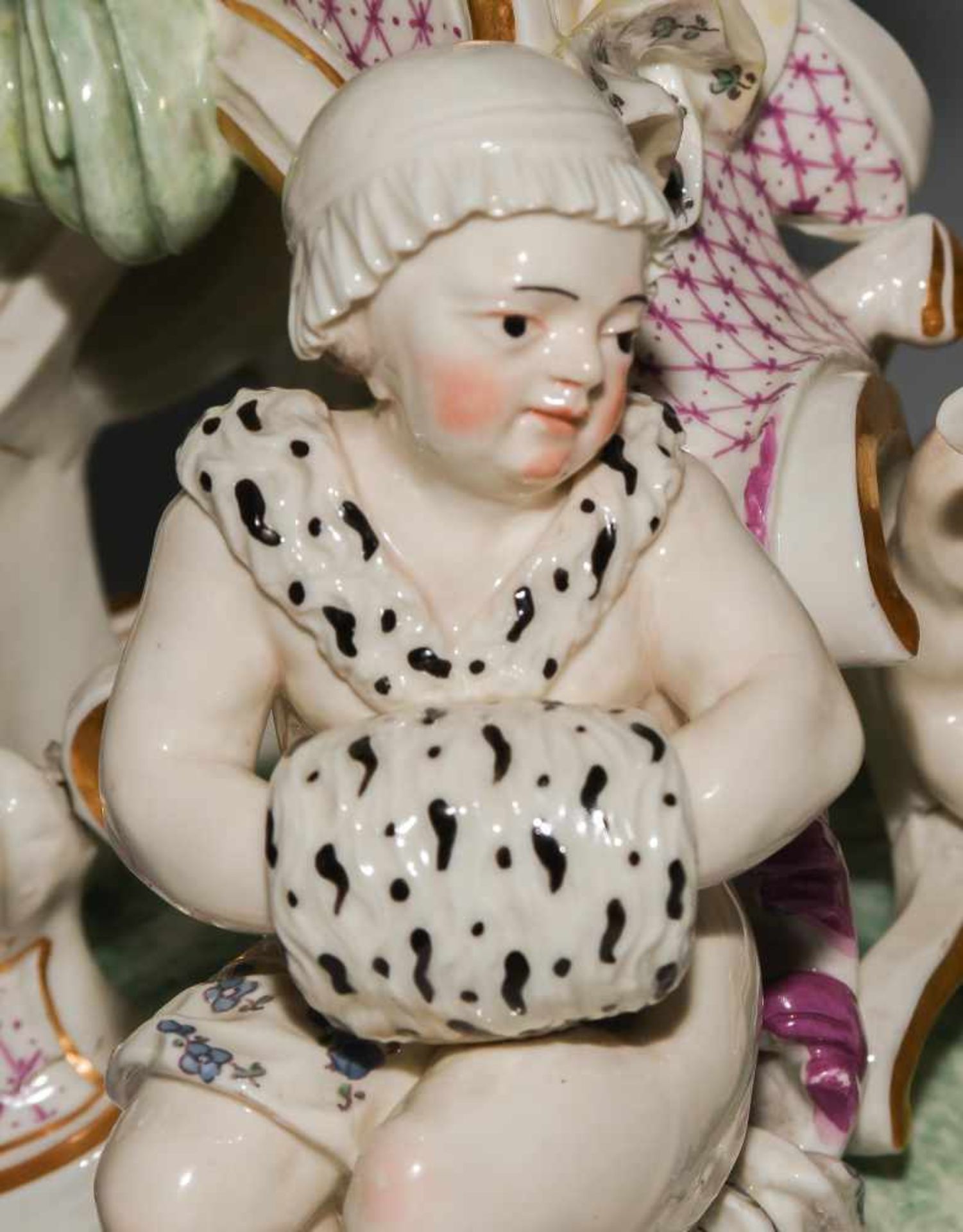 FrankenthalFigurengruppe "Winter". Um 1762–1770. Modell von J.W. Lanz. Porzellan, bemalt. Fünf - Bild 6 aus 18