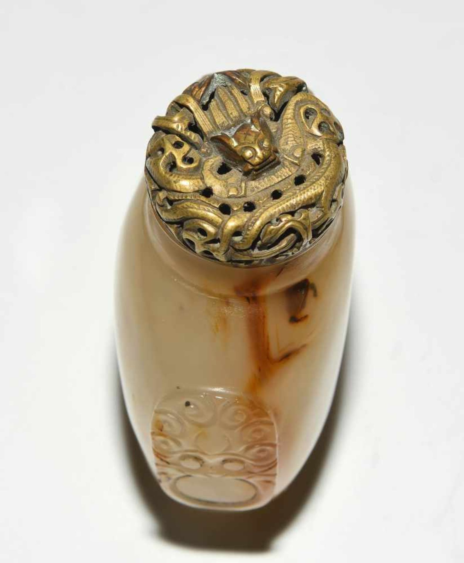 Snuff BottleChina, 20.Jh. Achat. Seitlich reliefiert mit Makarakopf-Henkeln. Glöckchen als Stöpsel - Bild 6 aus 9