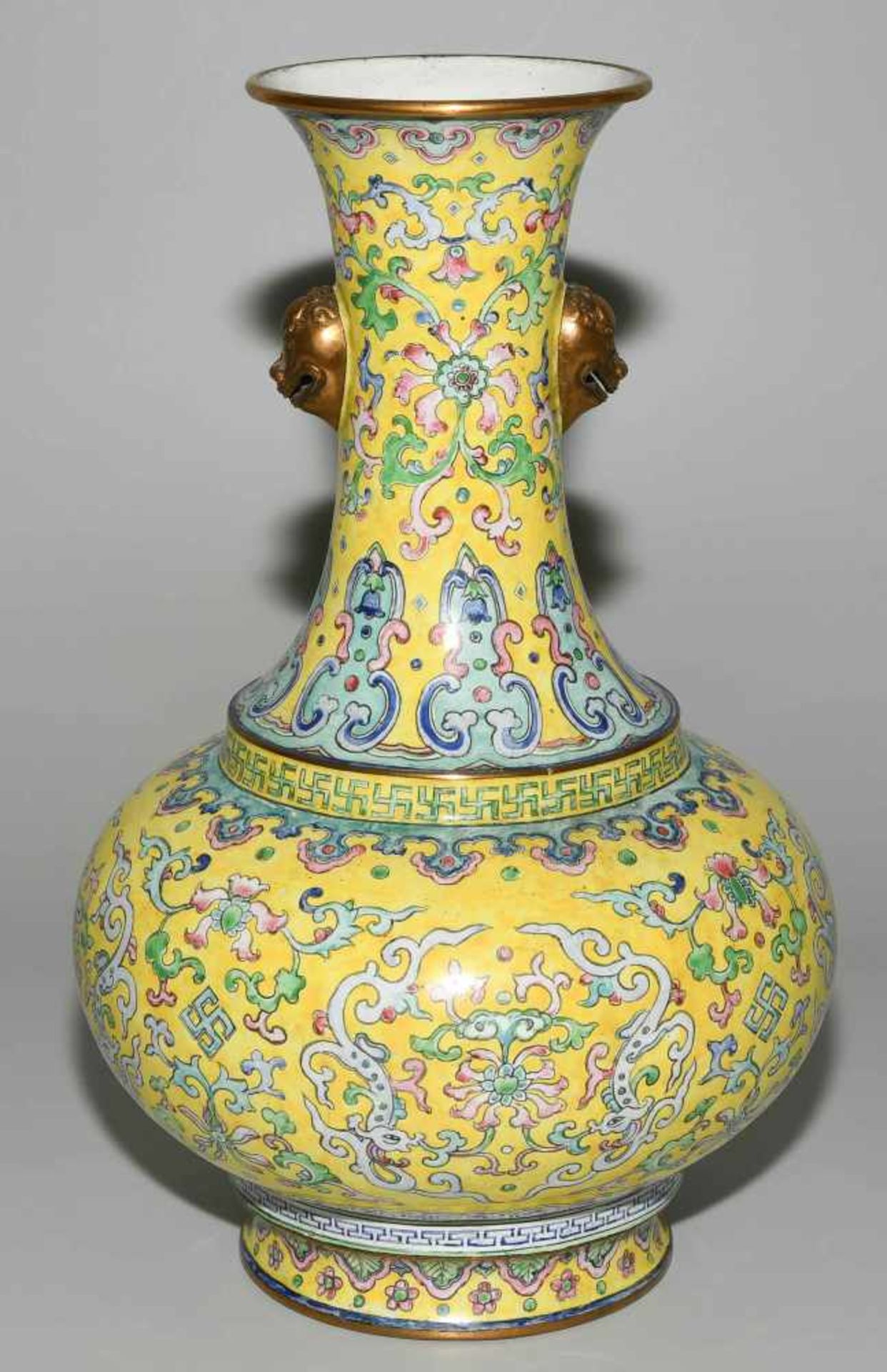 Canton Email VaseChina, Qing-Dynastie. Canton Email. Bauchige Vase mit langem, ausladenden Hals, die - Bild 4 aus 8