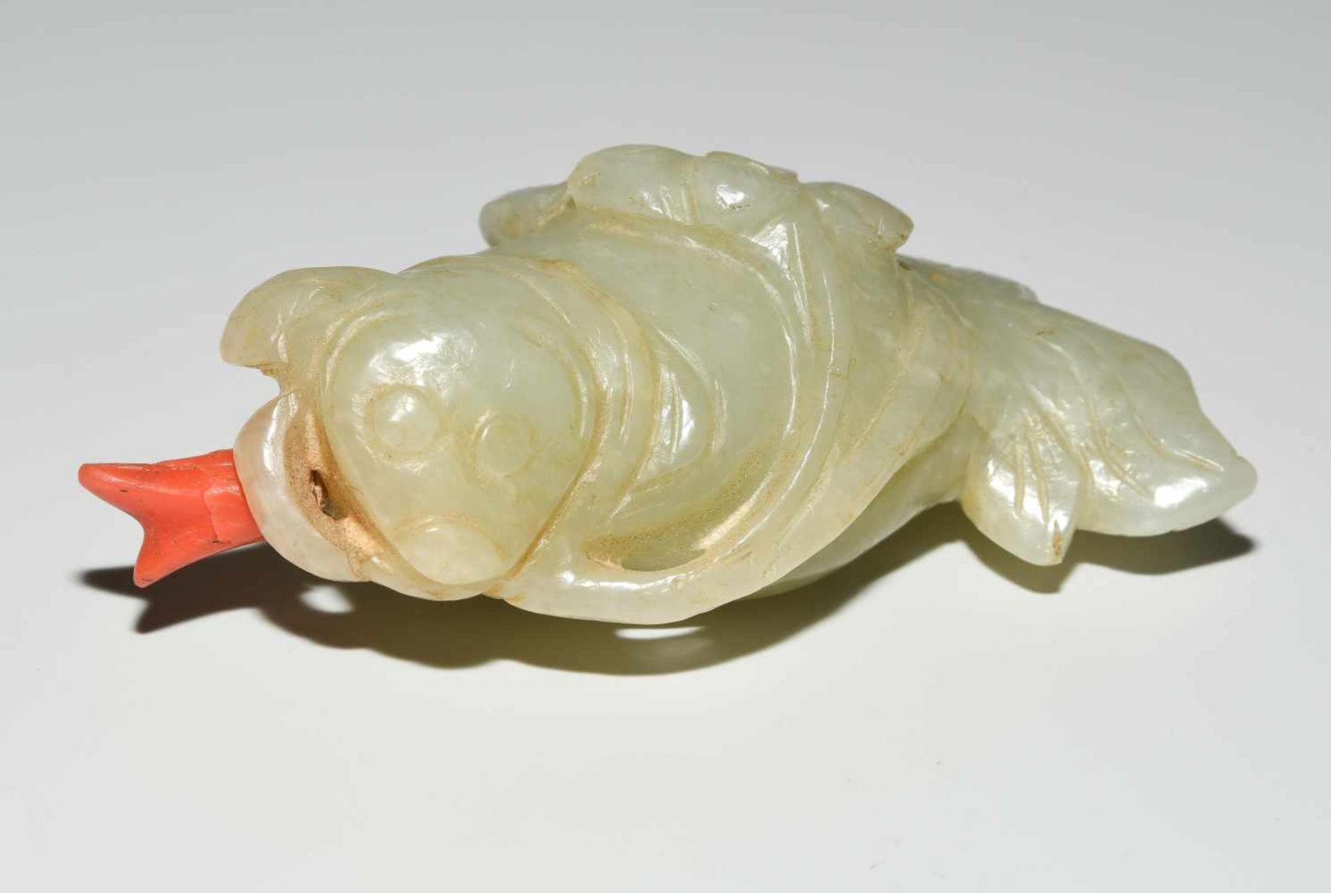 Snuff BottleChina, 20.Jh. Celadongrüne Jade. In Form eines Goldfischs. Stöpsel aus Koralle, geklebt. - Bild 2 aus 9