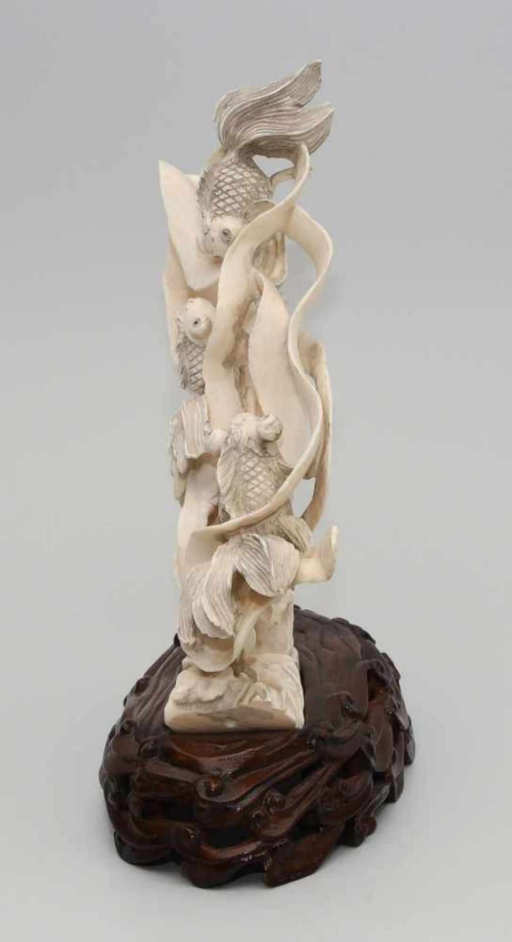 ZierschnitzereiChina, 1.Hälfte 20.Jh. Elfenbein, geschnitzt. Dynamisch gestaltete Skulptur mit - Bild 3 aus 9
