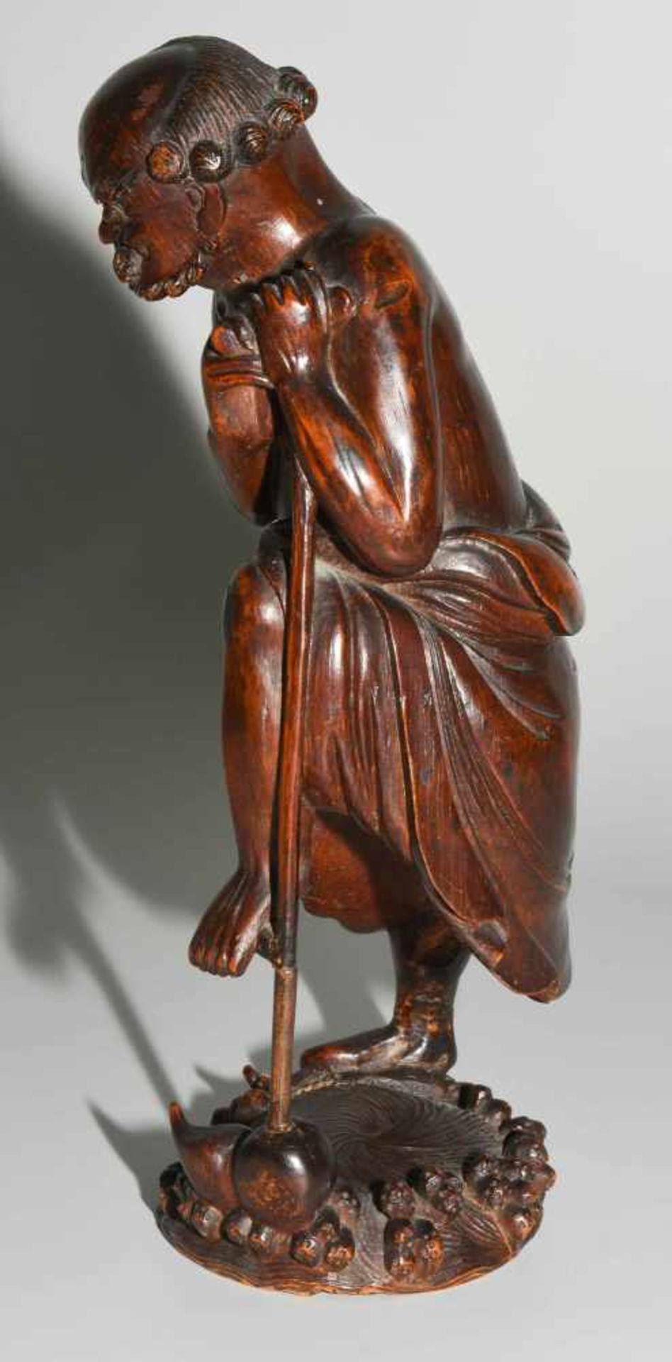 Figur des BodhidharmasChina, 20.Jh. Bambus. Figur des Bodhidharma, im Wasser auf zwei Kalebassen - Bild 5 aus 9