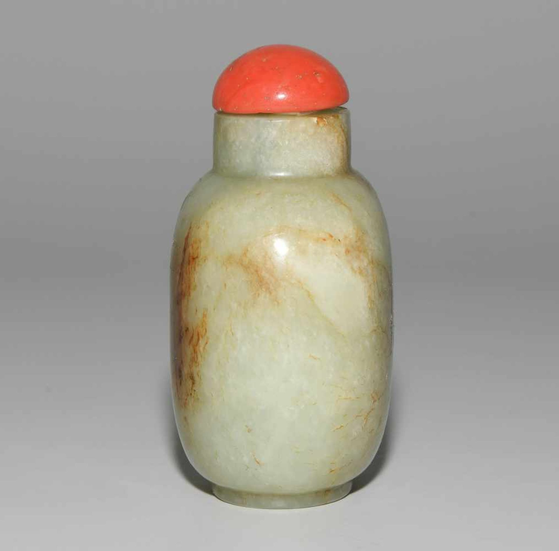 Snuff BottleChina, 20.Jh. Celadongrüne Jade mit ockerfarbenen Adern. Breite Balusterform. Stöpsel - Bild 5 aus 9