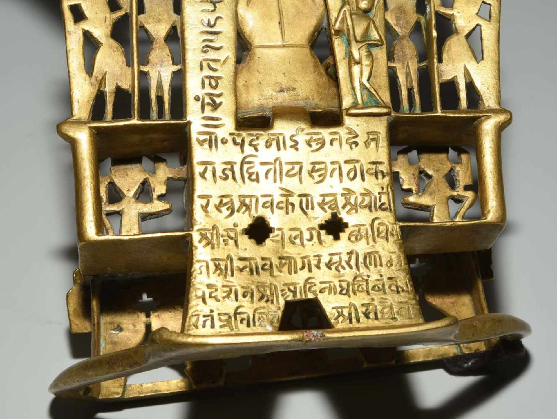 Jain-AltarWestindien. Bronze mit Silbereinlagen. Kleiner, z.T. durchbrochen gearbeiteter Jain- - Bild 7 aus 9