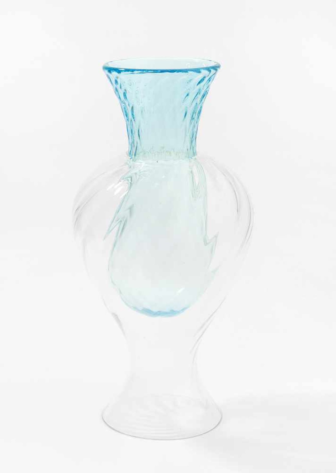 Fulvio Bianconi(Italien 1915–1996)Vase. Murano, dat. 1976. Farbloses und hellblaues Glas, optisch