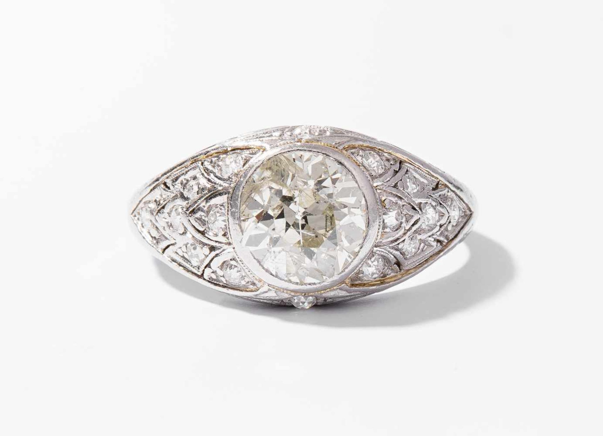 Diamant-RingUm 1920. Floral graviert mit 1 Altschliff-Diamanten ca. 1.50 ct P/Q-P2. 16 Altschliff-