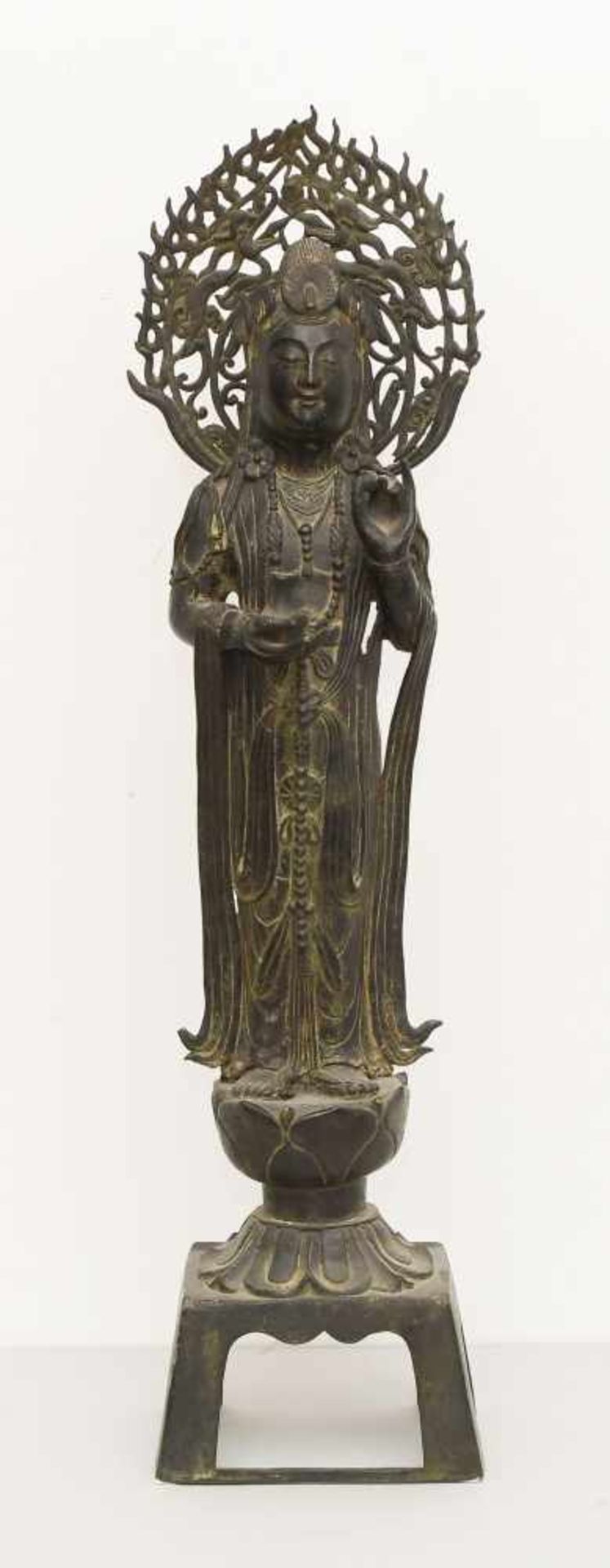 Grosse Figur der GuanyinChina. Bronze. Auf Lotossockel stehende Guanyin, gekleidet in langem - Bild 2 aus 12