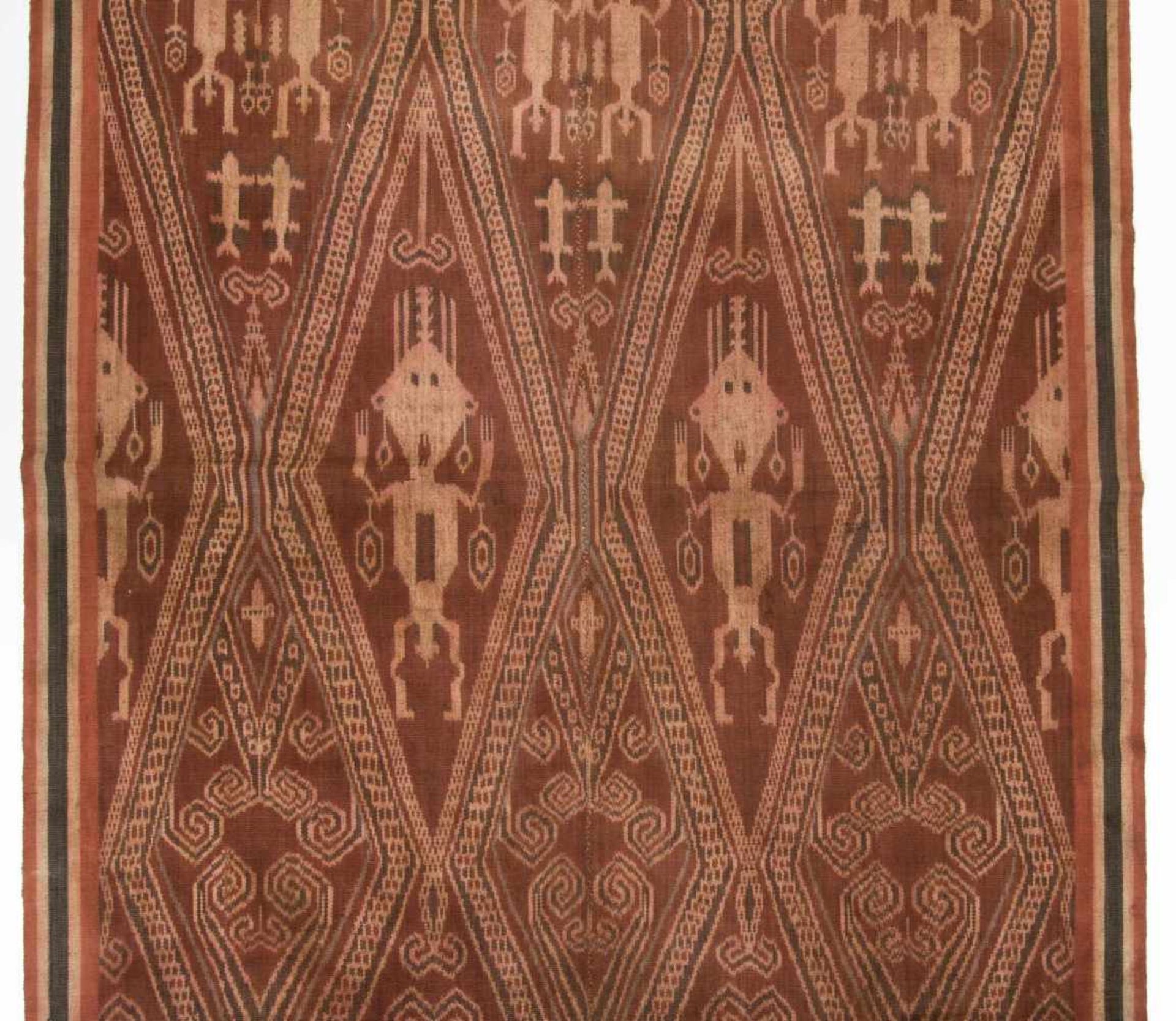 Ikat Indonesien. Baumwolle, in erdigen Farbtönen. Aus zwei Bahnen gefertigt. Dichter anthropomorpher - Bild 3 aus 7