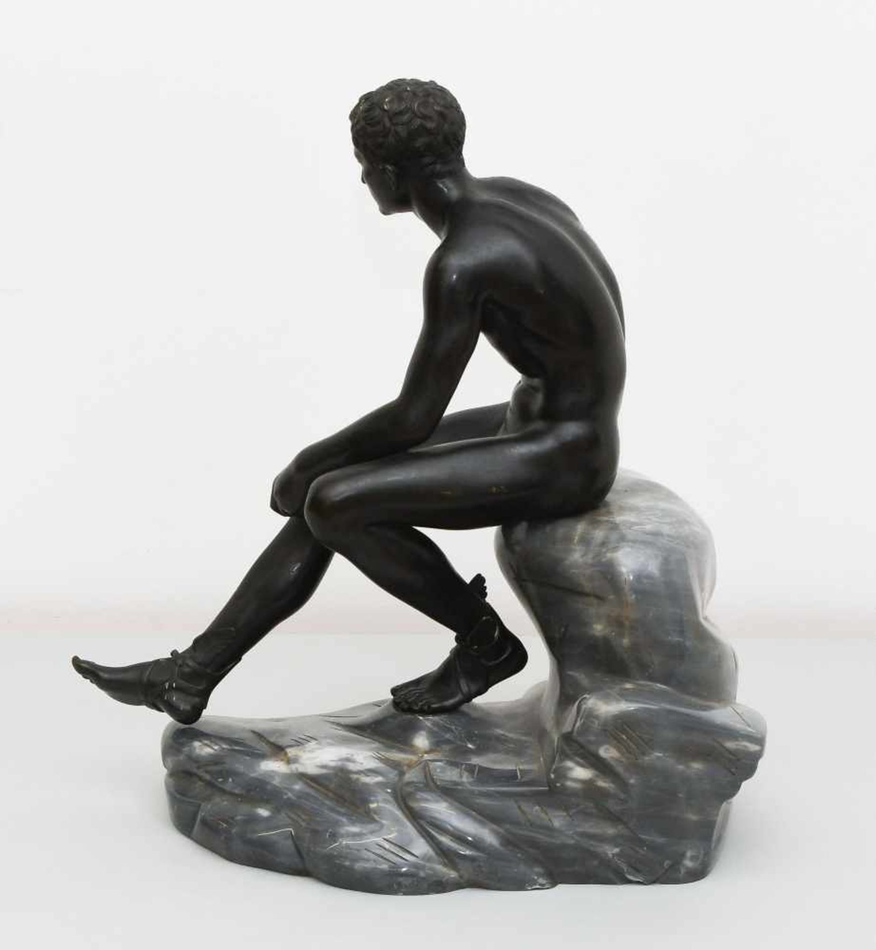 Figur "Sitzender Merkur"19.Jh., mit Ergänzung. Nach der Antike. Bronze mit dunkler Patina. Aus - Bild 2 aus 8