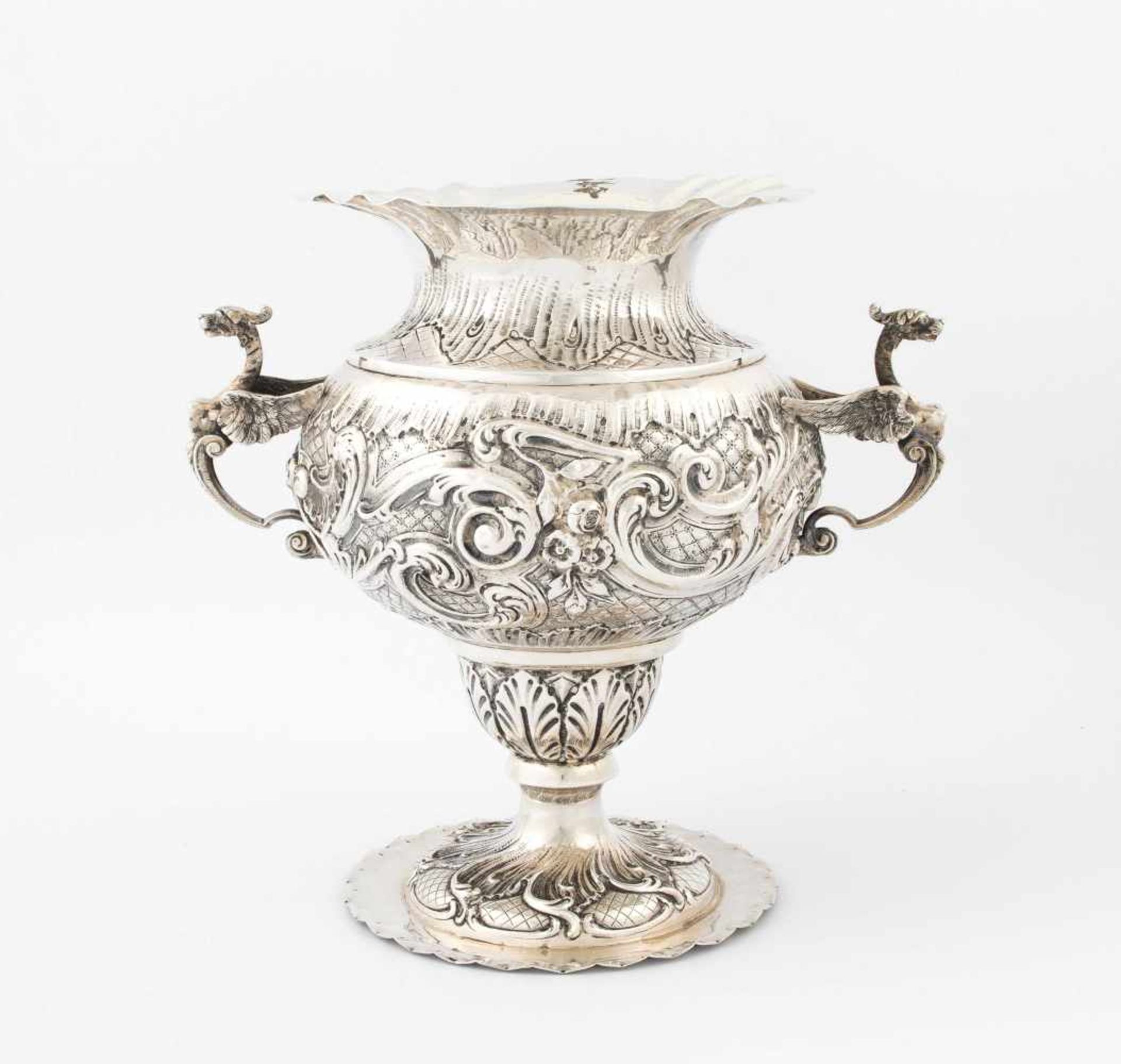 Grosse VaseWohl Deutschland, um 1900. Silber. Balusterform mit Chimären-Henkeln. Wandung reich