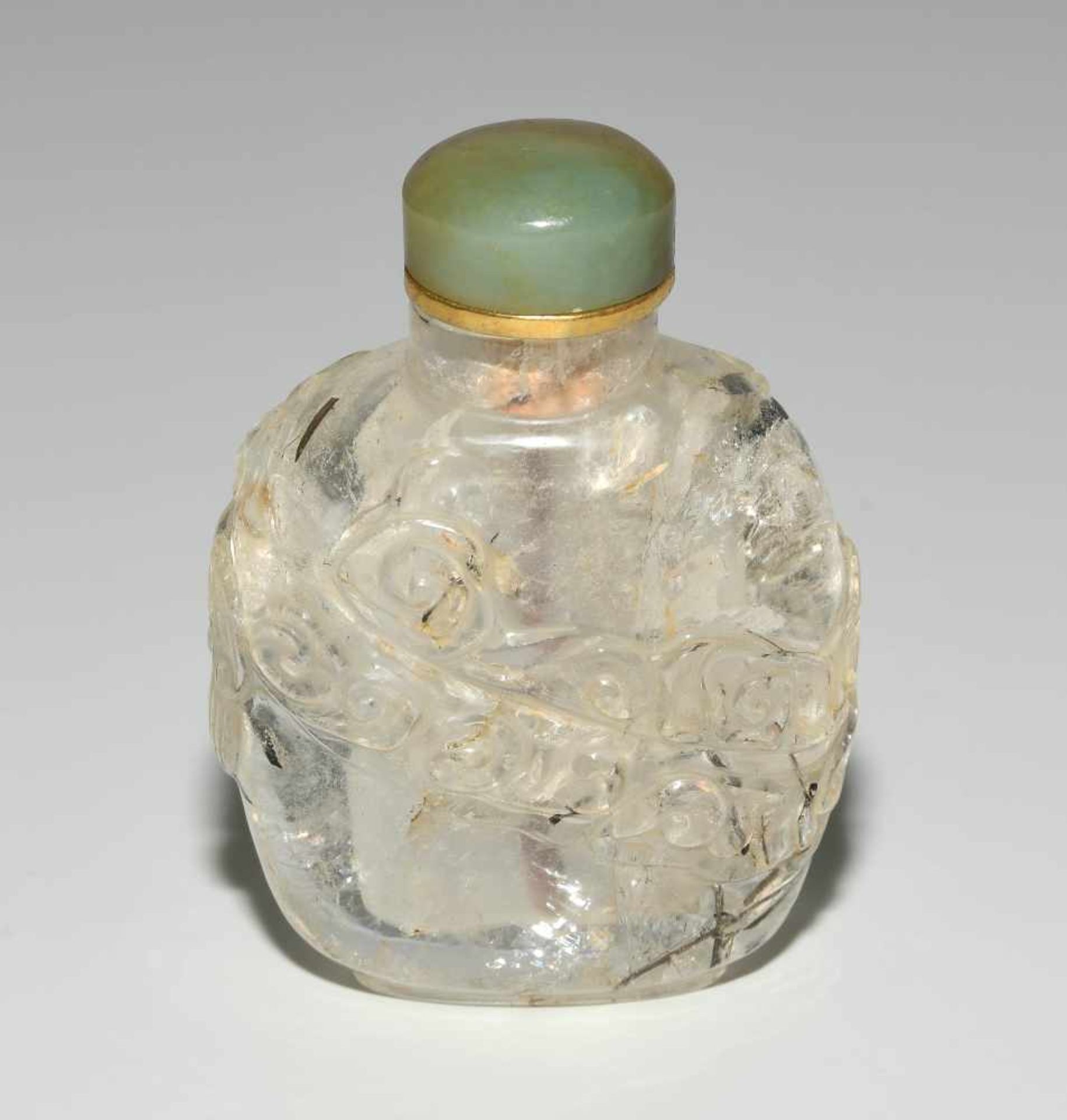 Snuff BottleChina, 20.Jh. Rutilquarz. Reliefiert mit Chilong zwischen stilisierten Wolken. H 6 cm. - Bild 4 aus 9