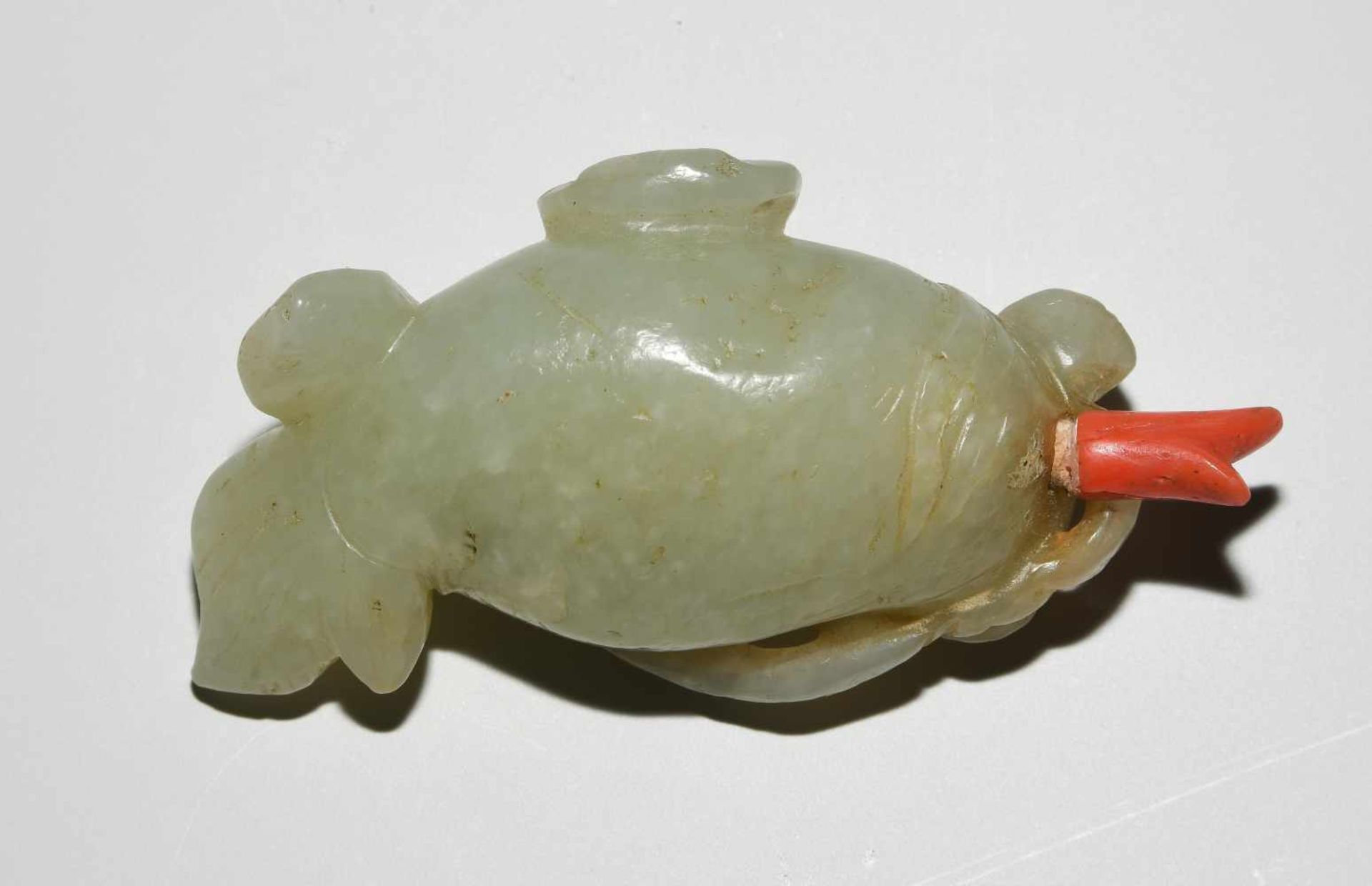 Snuff BottleChina, 20.Jh. Celadongrüne Jade. In Form eines Goldfischs. Stöpsel aus Koralle, geklebt. - Bild 7 aus 9