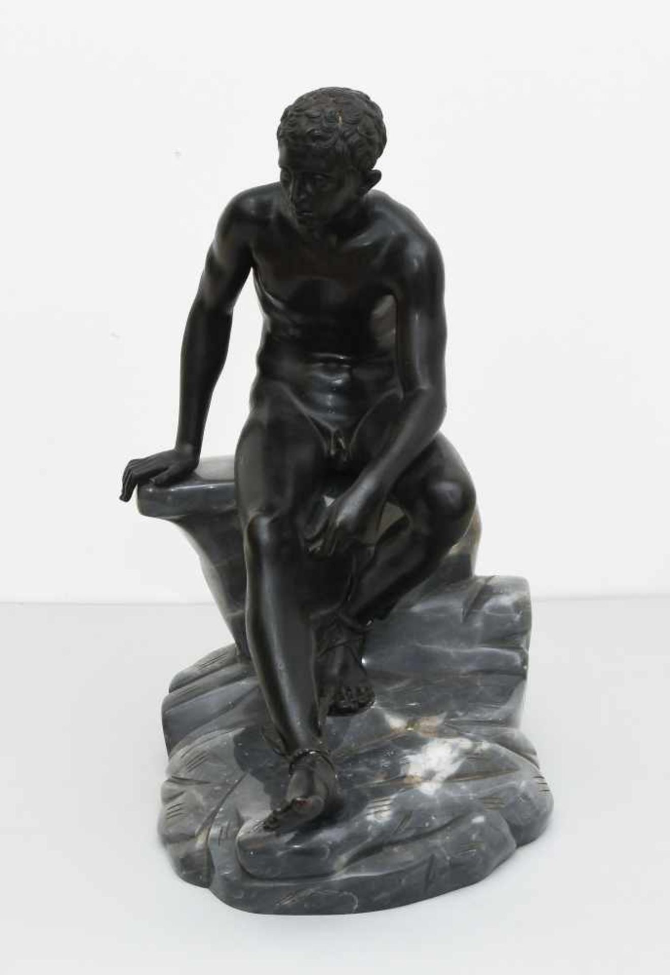 Figur "Sitzender Merkur"19.Jh., mit Ergänzung. Nach der Antike. Bronze mit dunkler Patina. Aus - Bild 5 aus 8