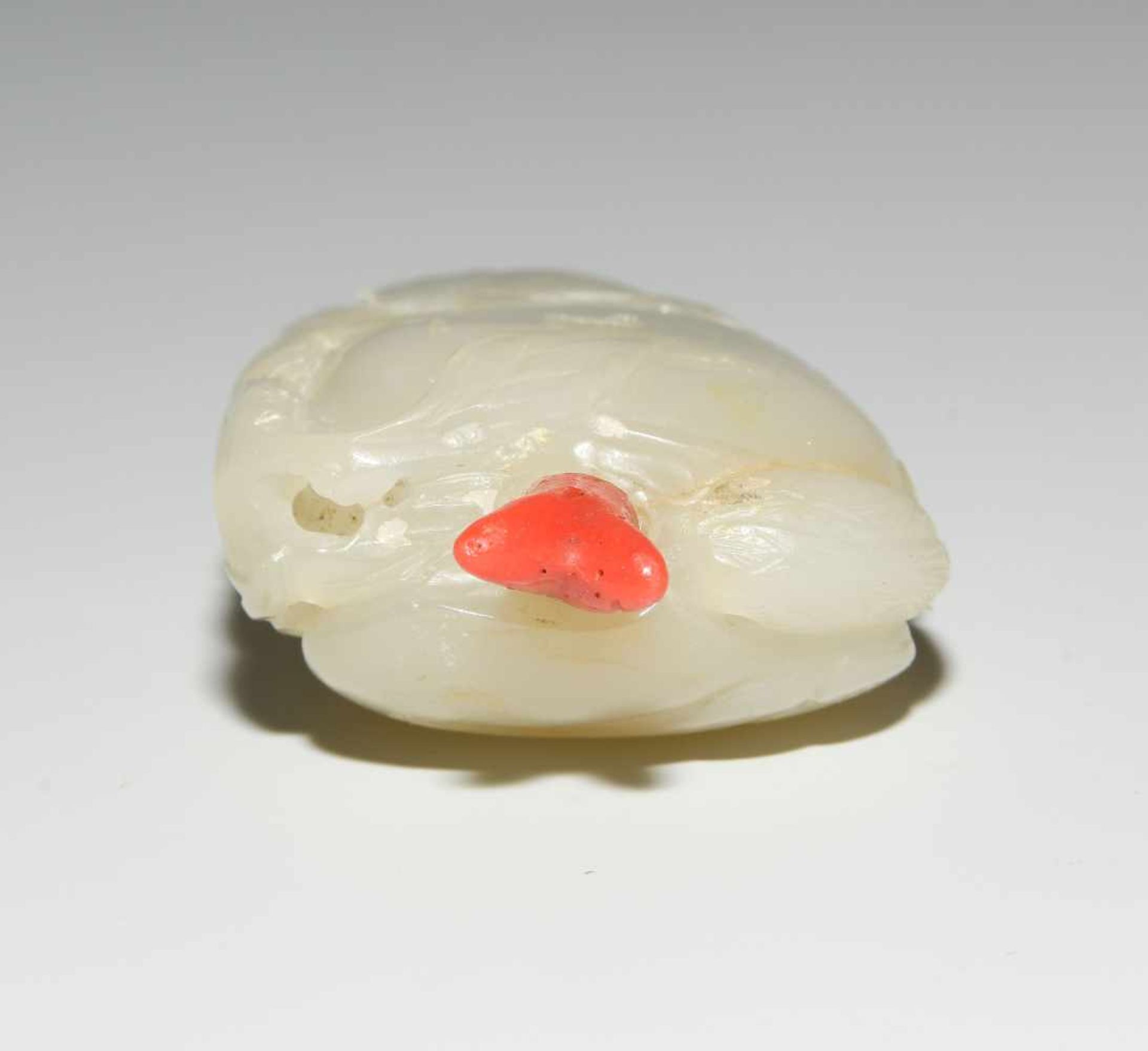 Snuff BottleChina, 20.Jh. Weisse, leicht gräuliche Jade. Eine Seite geschnitzt mit Kranich, die - Bild 7 aus 9