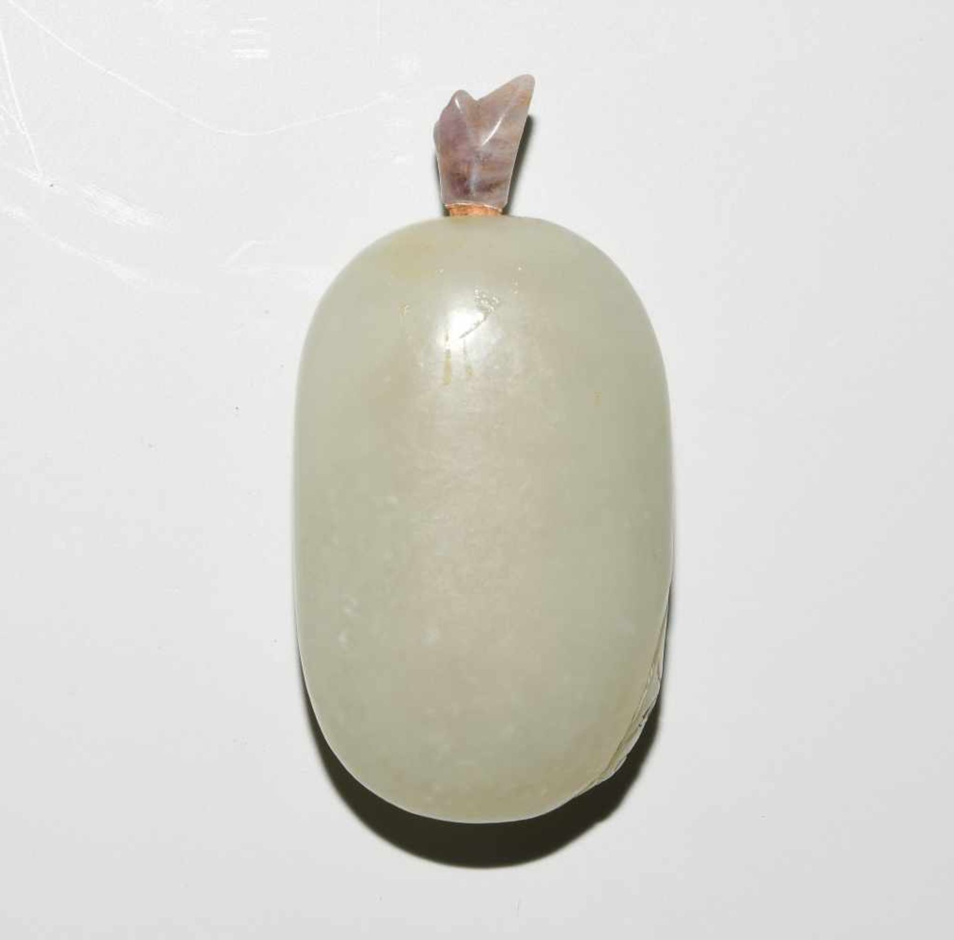 Snuff BottleChina, 20.Jh. Gräulich-weisse Jade. Ovoidform mit gravierter Fledermaus. H 7 cm. - Bild 3 aus 9