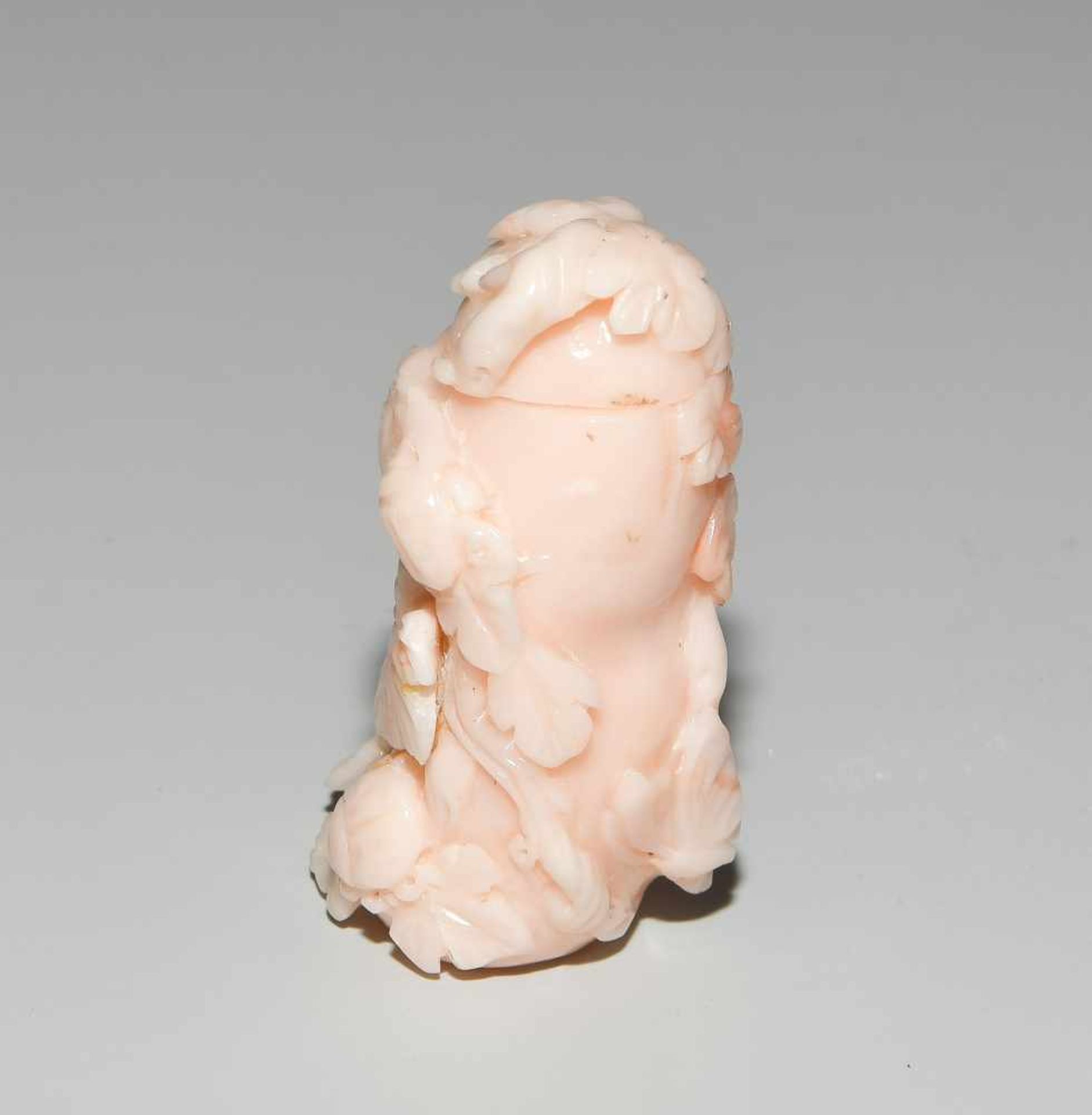 Snuff BottleChina, 20.Jh. Helle, lachsfarbene Koralle. Kalebassenform, umwickelt von einer - Bild 3 aus 8