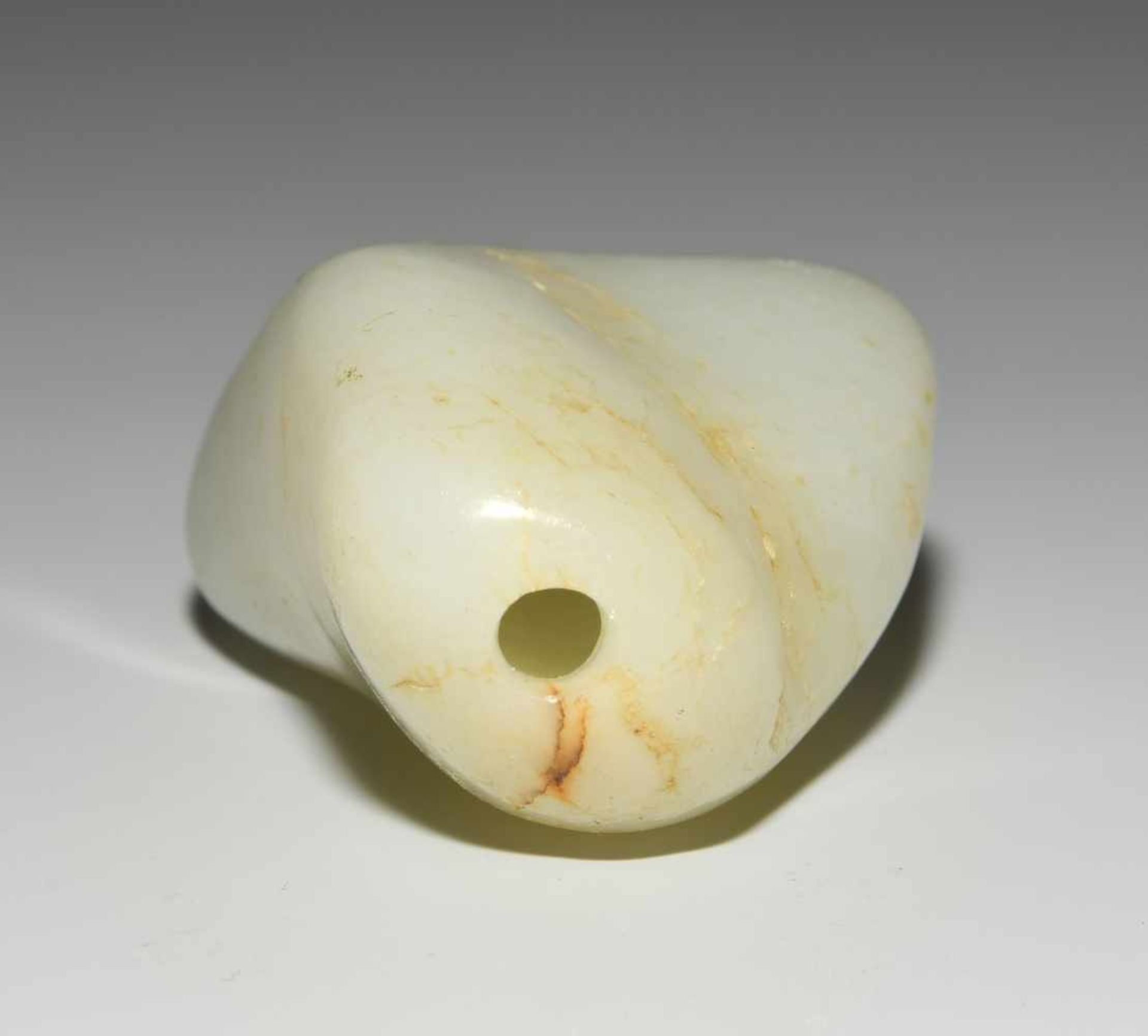 Snuff BottleChina, 20.Jh. Helle celadonfarbene Jade. In Form eines Kiesels. H 9,5 cm. - Stöpsel - Bild 8 aus 9